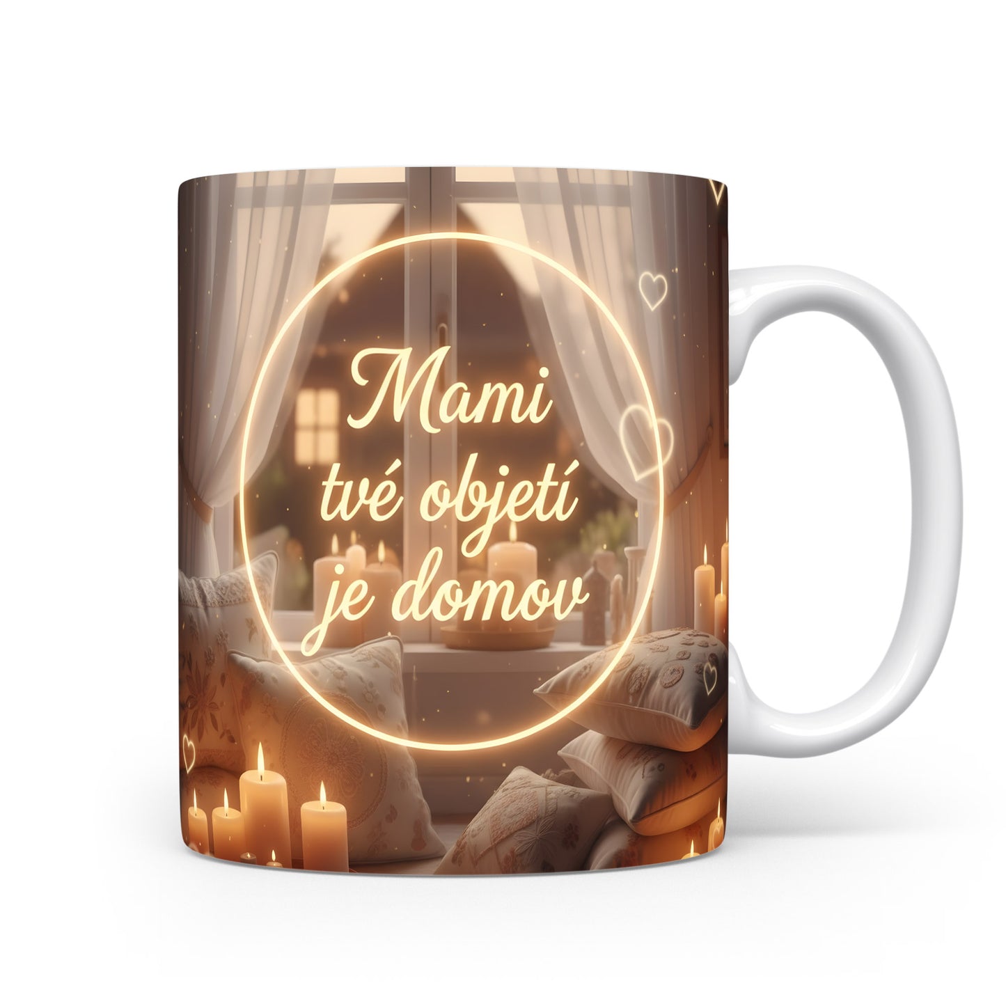 Hrnek Mami tvé objetí je domov – hřejivý interiér se svíčkami a polštáři – varianta 11