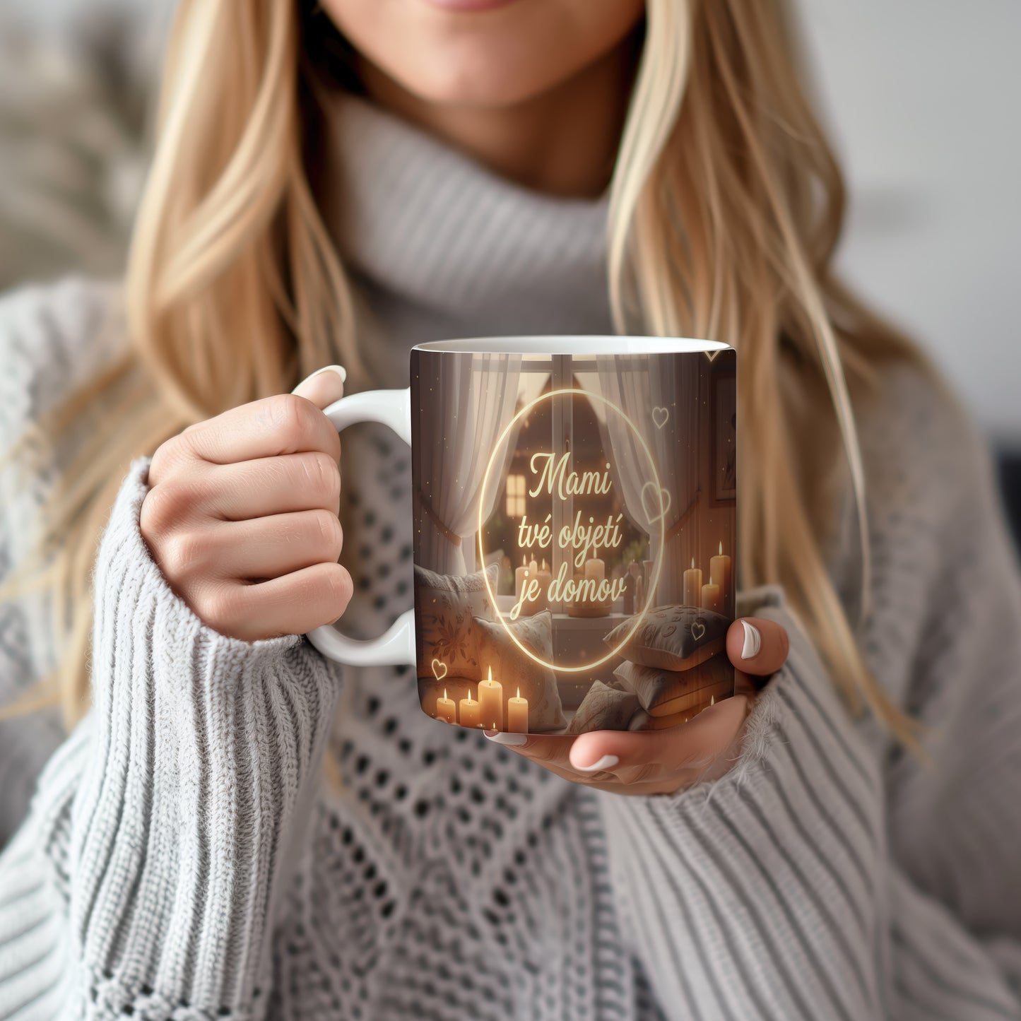 Hrnek Mami tvé objetí je domov – hřejivý interiér se svíčkami a polštáři – varianta 22