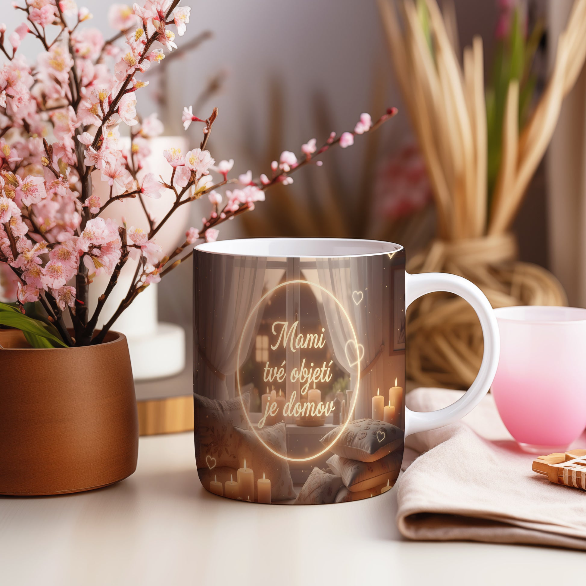 Hrnek Mami tvé objetí je domov – hřejivý interiér se svíčkami a polštáři – varianta 55