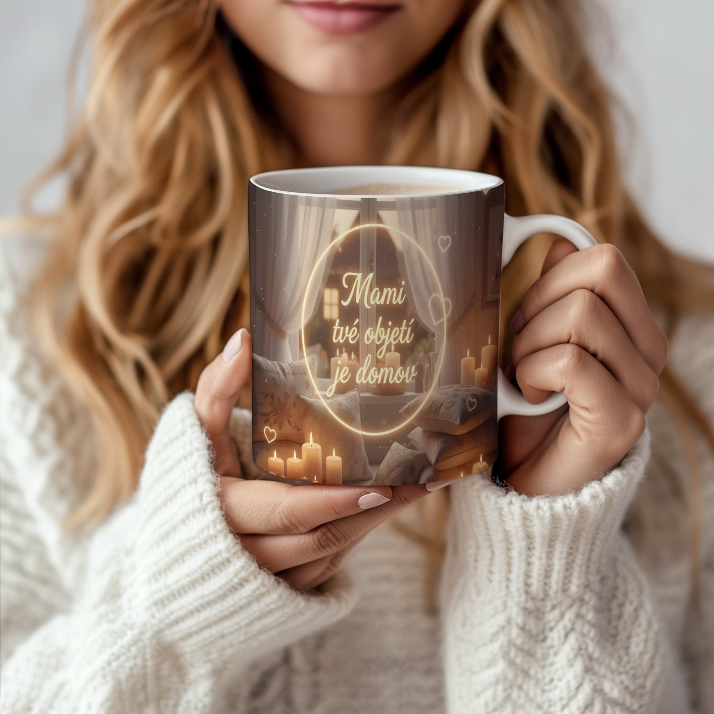 Hrnek Mami tvé objetí je domov – hřejivý interiér se svíčkami a polštáři – varianta 66