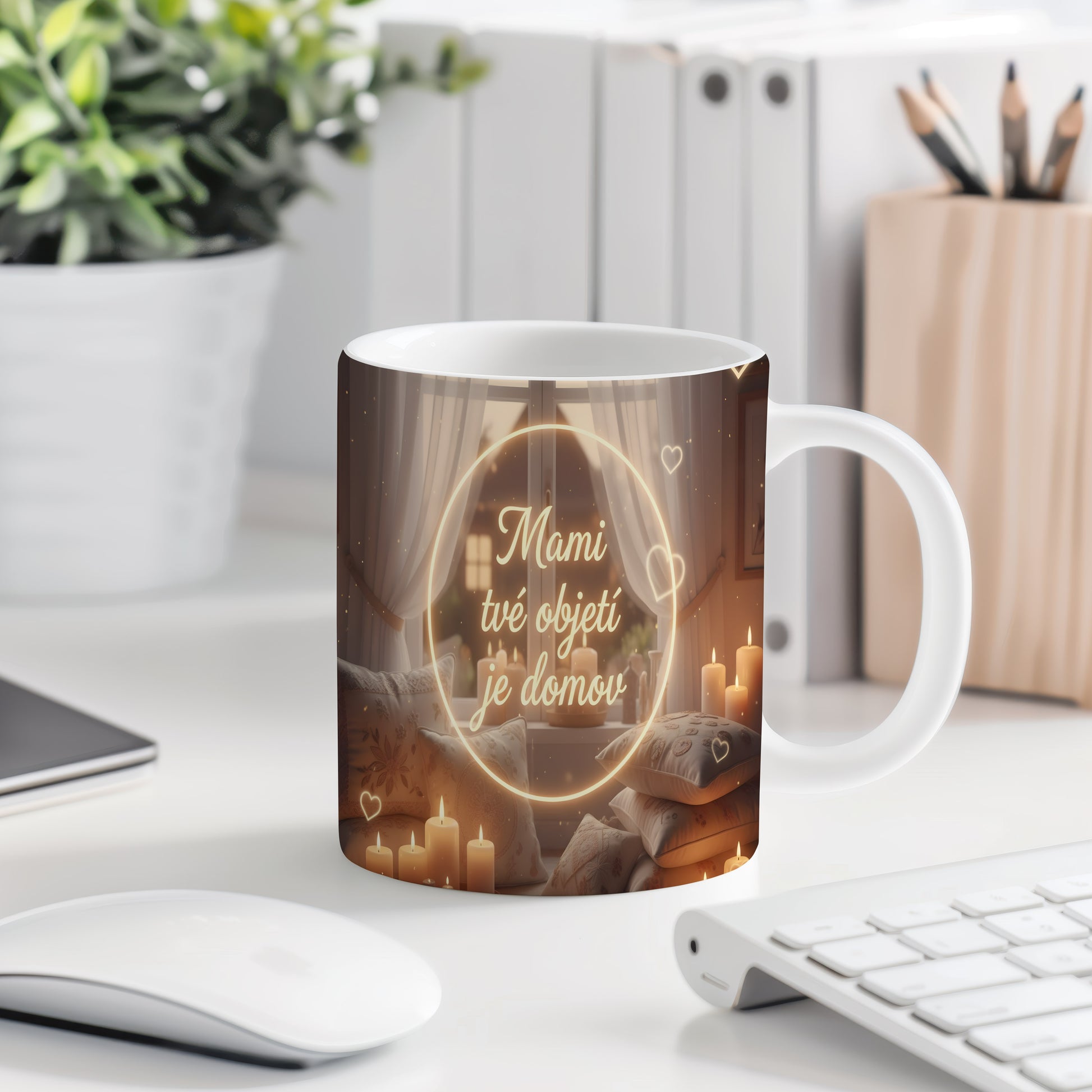 Hrnek Mami tvé objetí je domov – hřejivý interiér se svíčkami a polštáři – varianta 77