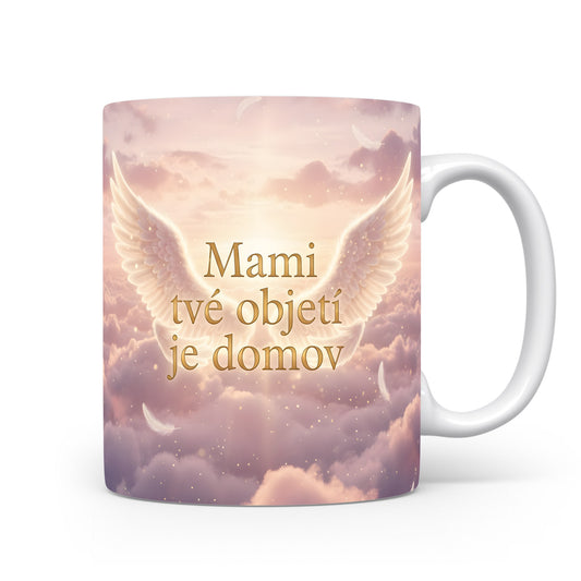 Hrnek Mami tvé objetí je domov – andělská křídla v růžových oblacích – varianta 11