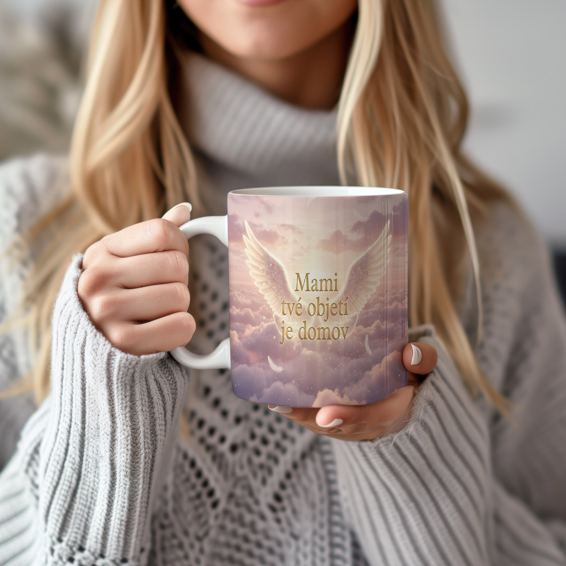Hrnek Mami tvé objetí je domov – andělská křídla v růžových oblacích – varianta 22
