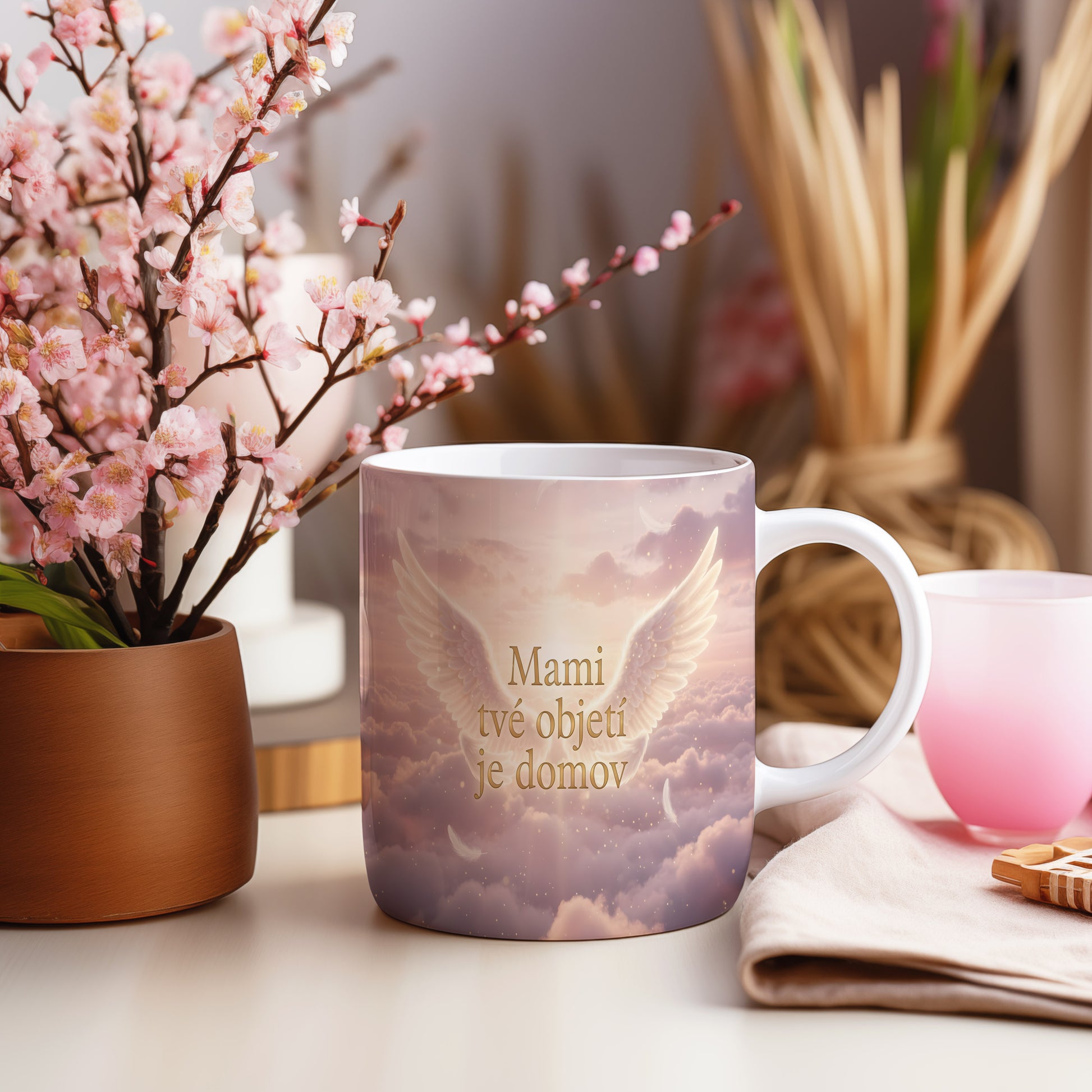 Hrnek Mami tvé objetí je domov – andělská křídla v růžových oblacích – varianta 55