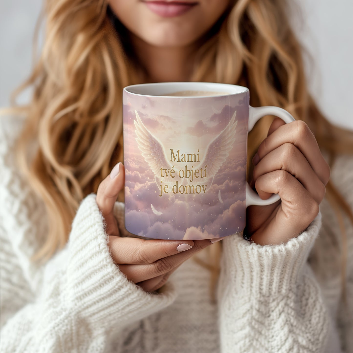 Hrnek Mami tvé objetí je domov – andělská křídla v růžových oblacích – varianta 66