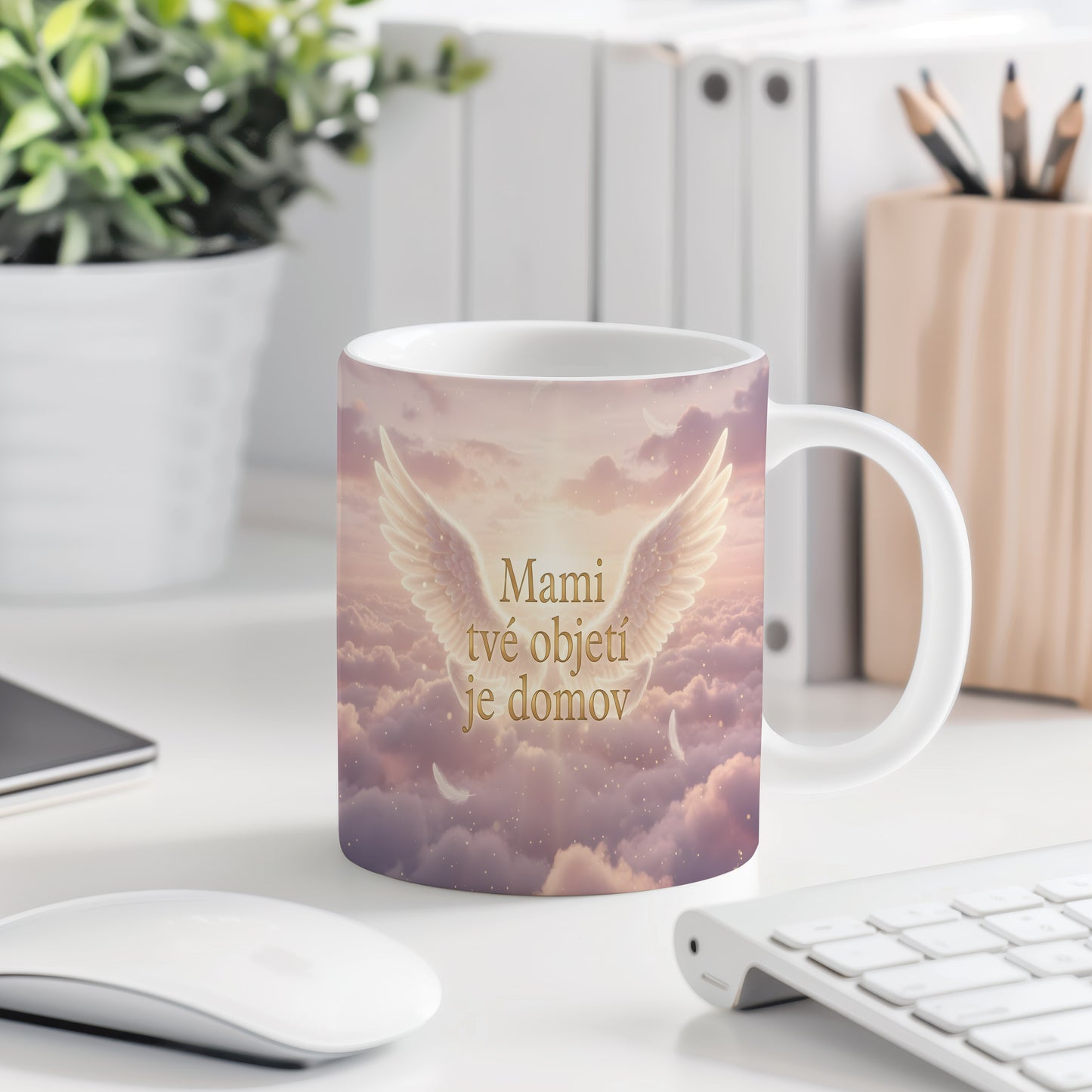 Hrnek Mami tvé objetí je domov – andělská křídla v růžových oblacích – varianta 77