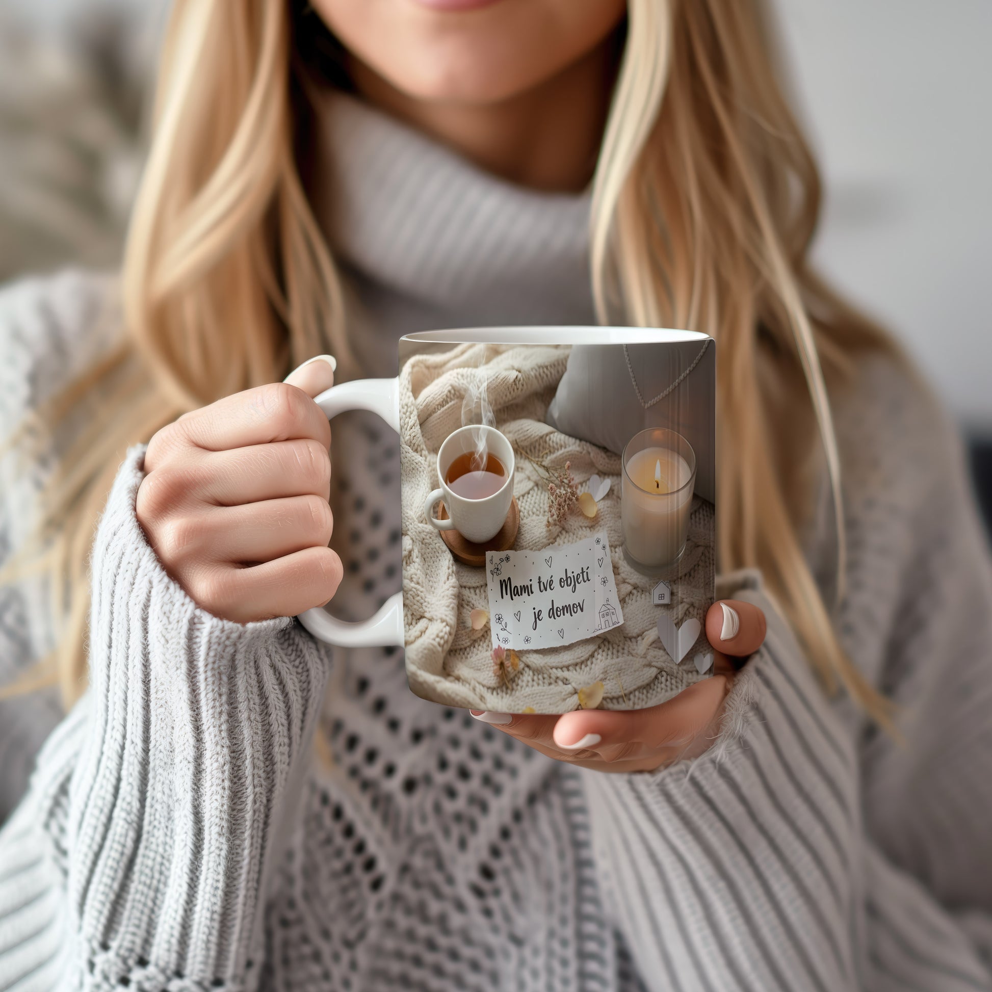 Hrnek Mami tvé objetí je domov – pletenina a romantická srdíčka – varianta 22