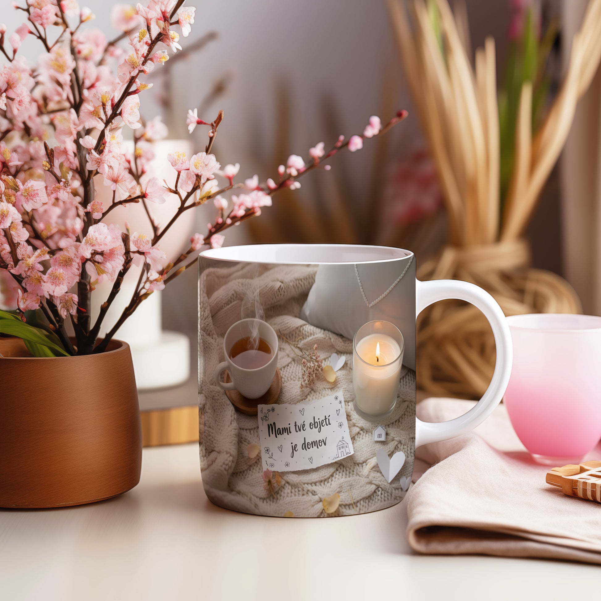 Hrnek Mami tvé objetí je domov – pletenina a romantická srdíčka – varianta 55
