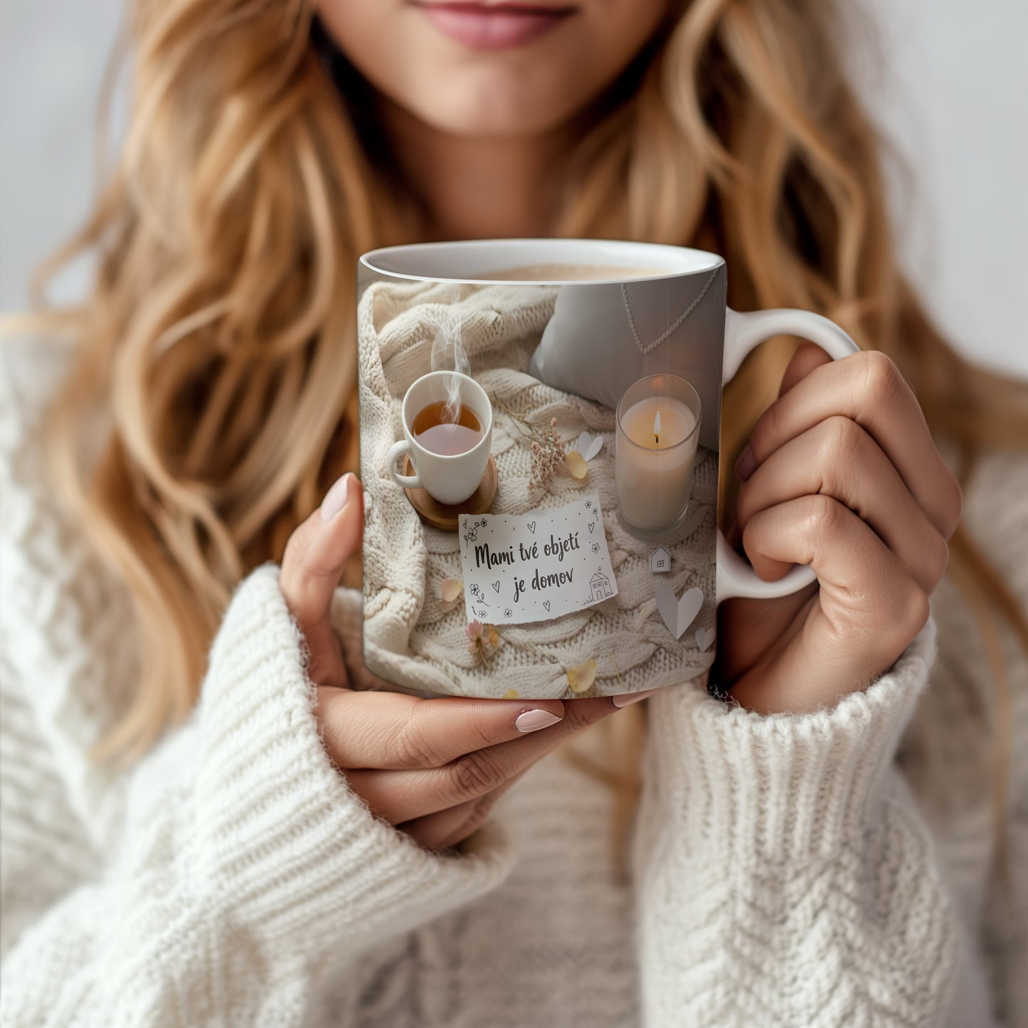 Hrnek Mami tvé objetí je domov – pletenina a romantická srdíčka – varianta 66