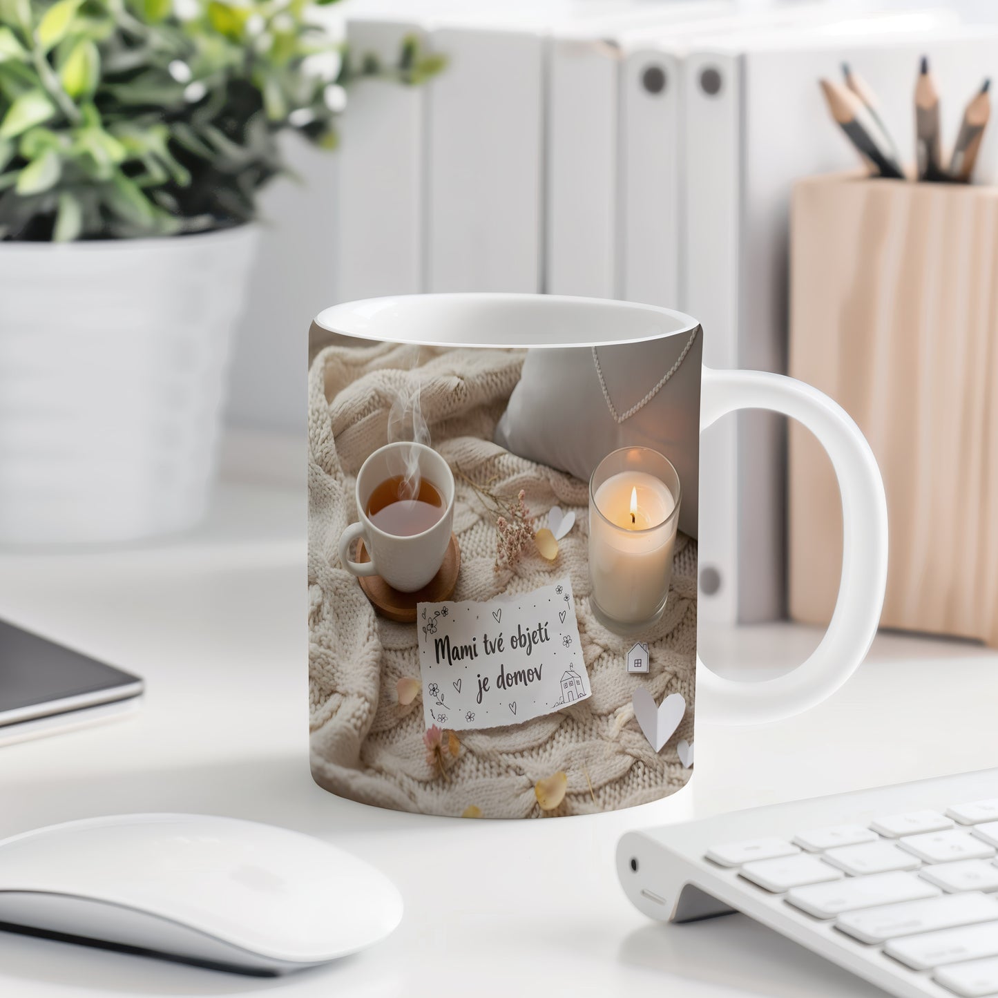 Hrnek Mami tvé objetí je domov – pletenina a romantická srdíčka – varianta 77