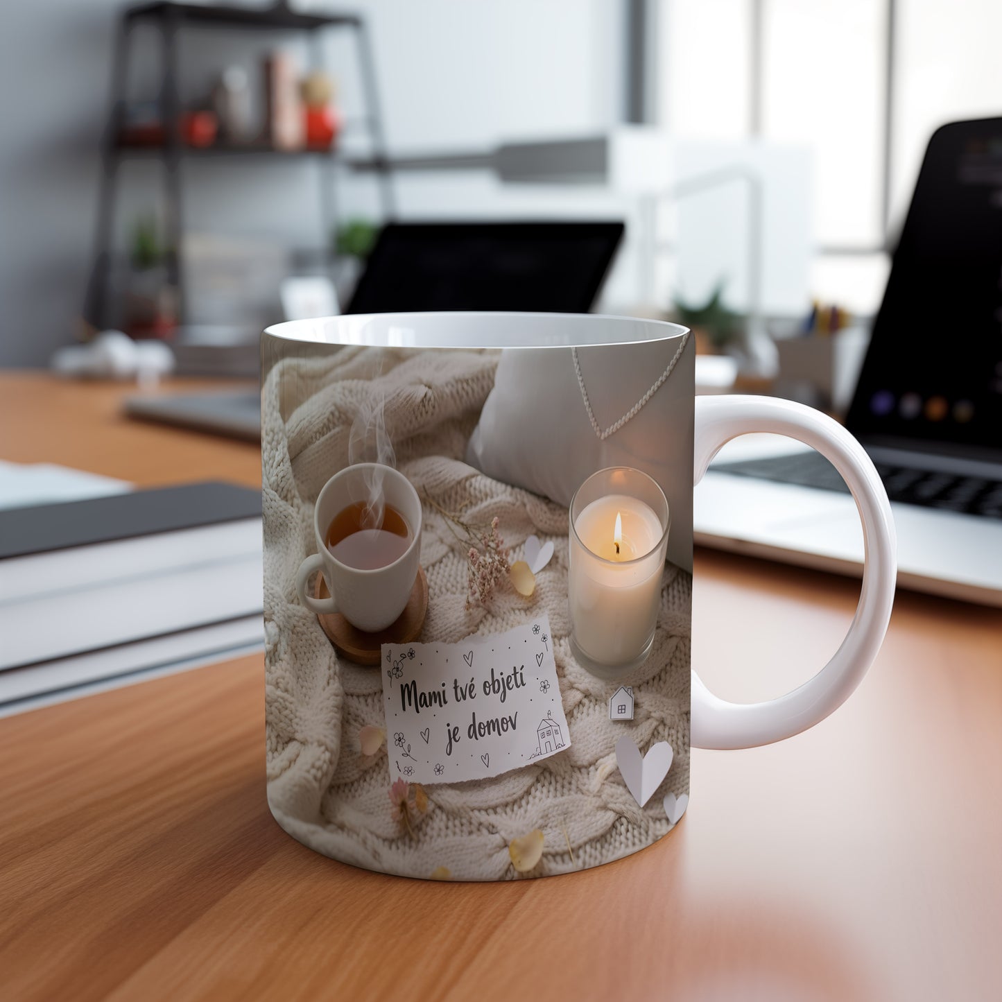 Hrnek Mami tvé objetí je domov – pletenina a romantická srdíčka – varianta 88