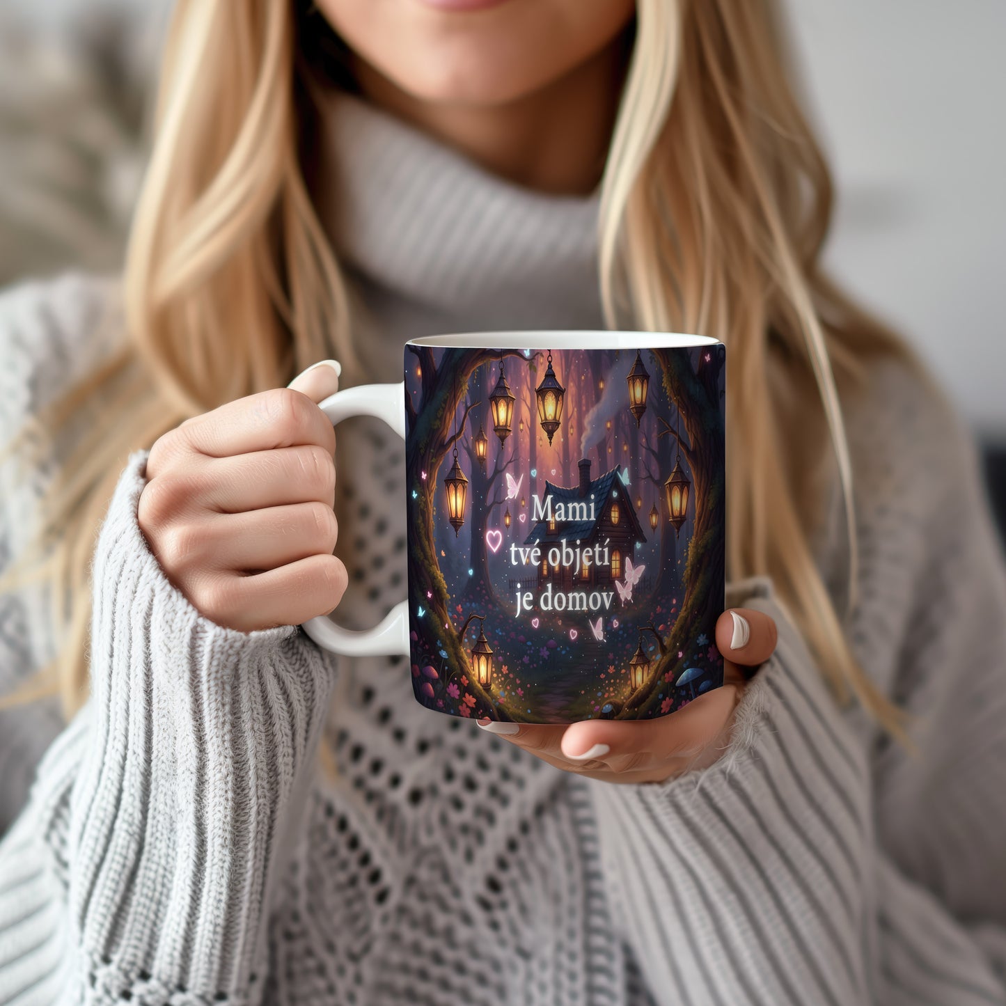 Hrnek Mami tvé objetí je domov – kouzelný les s lucernami a motýly – varianta 22