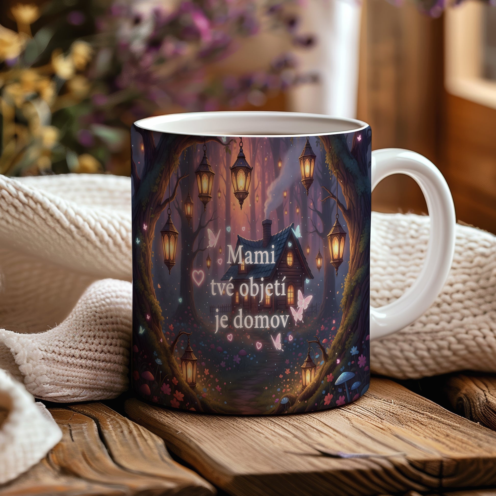 Hrnek Mami tvé objetí je domov – kouzelný les s lucernami a motýly – varianta 44