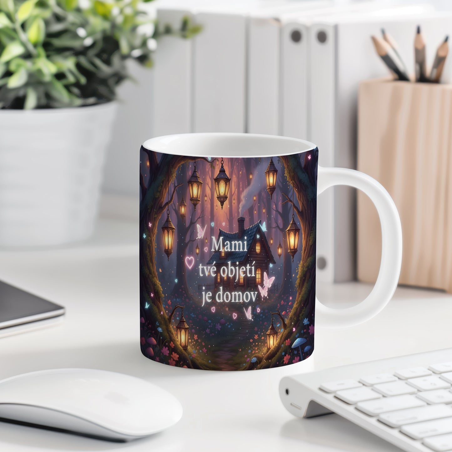 Hrnek Mami tvé objetí je domov – kouzelný les s lucernami a motýly – varianta 77