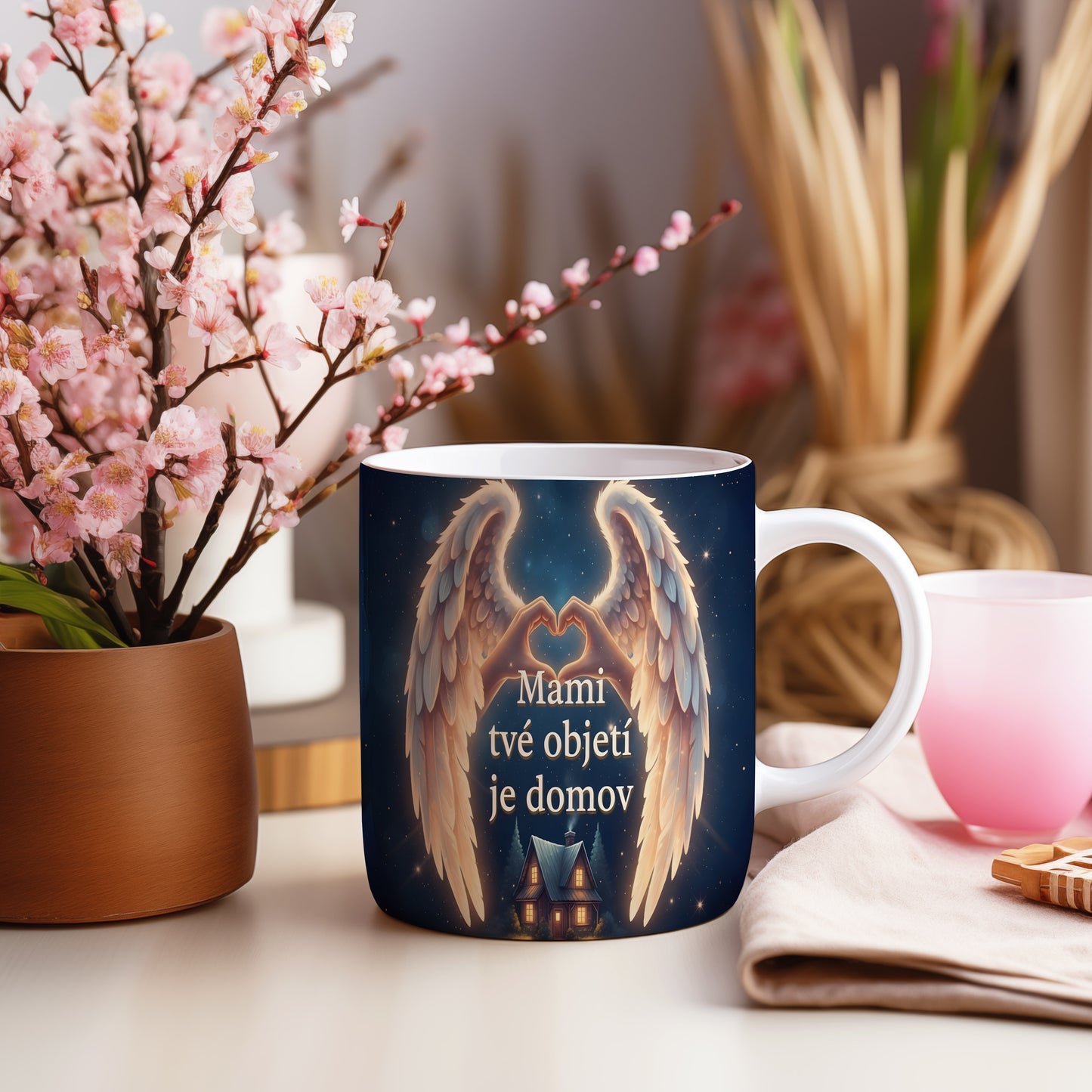 Hrnek Mami tvé objetí je domov – andělská křídla pod hvězdnou oblohou – varianta 55