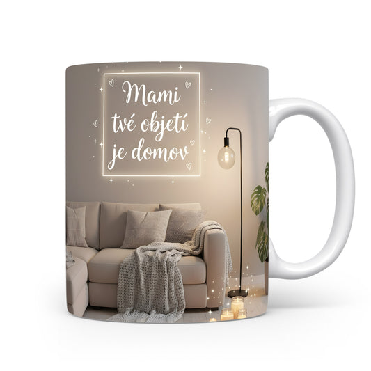 Hrnek Mami tvé objetí je domov – útulný interiér s pohovkou a lampou – varianta 11
