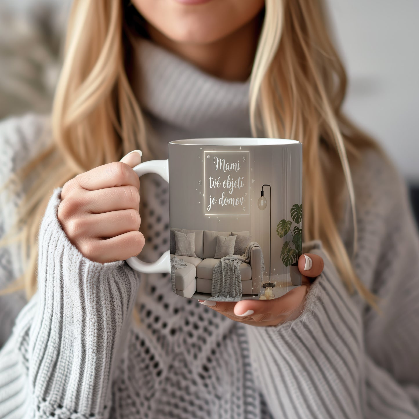 Hrnek Mami tvé objetí je domov – útulný interiér s pohovkou a lampou – varianta 22
