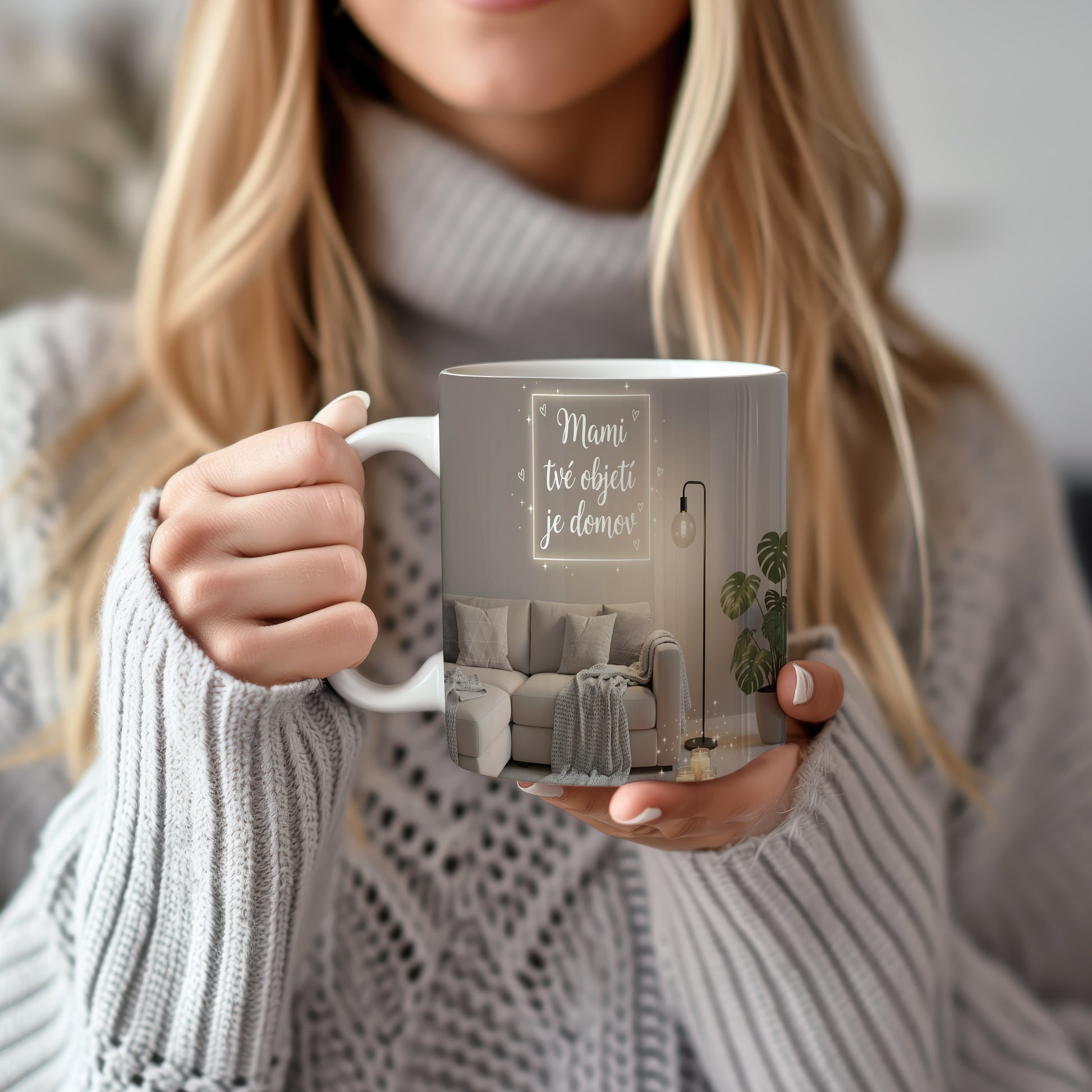 Hrnek Mami tvé objetí je domov – útulný interiér s pohovkou a lampou – varianta 22
