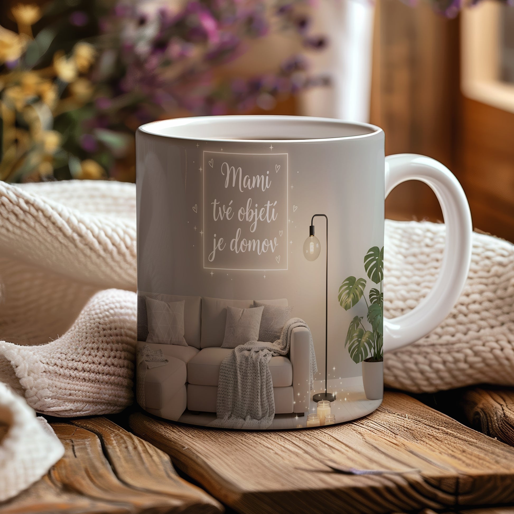 Hrnek Mami tvé objetí je domov – útulný interiér s pohovkou a lampou – varianta 44