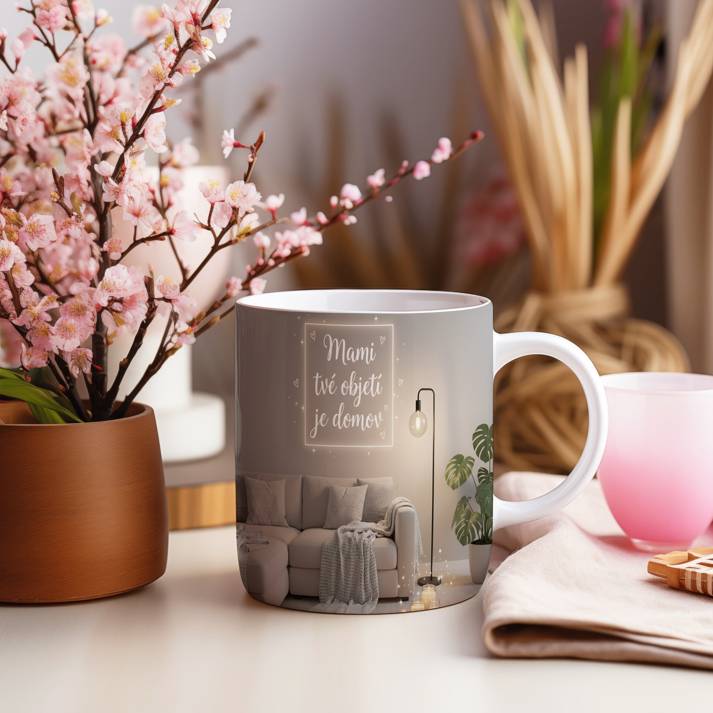 Hrnek Mami tvé objetí je domov – útulný interiér s pohovkou a lampou – varianta 55