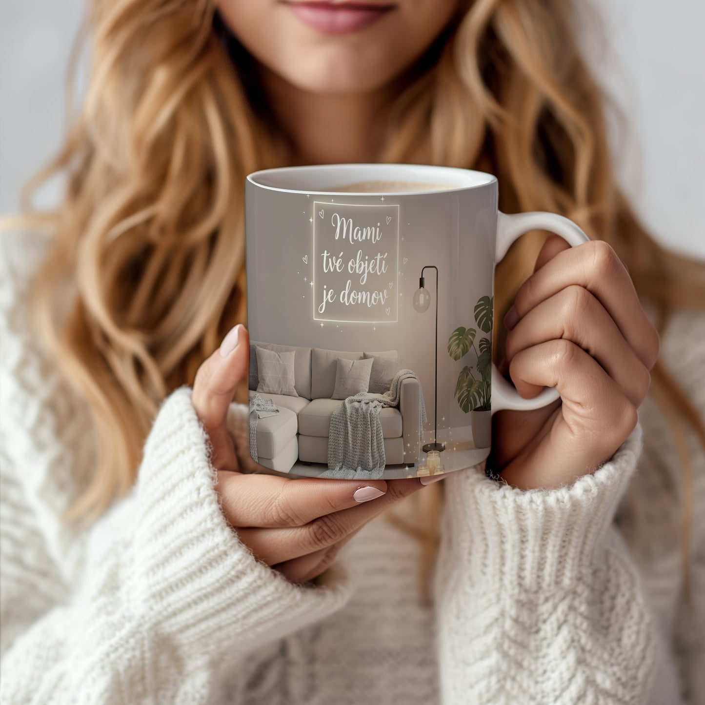 Hrnek Mami tvé objetí je domov – útulný interiér s pohovkou a lampou – varianta 66
