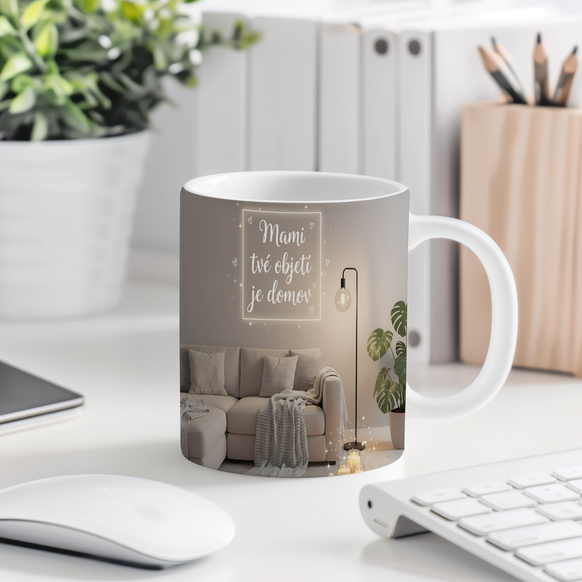 Hrnek Mami tvé objetí je domov – útulný interiér s pohovkou a lampou – varianta 77