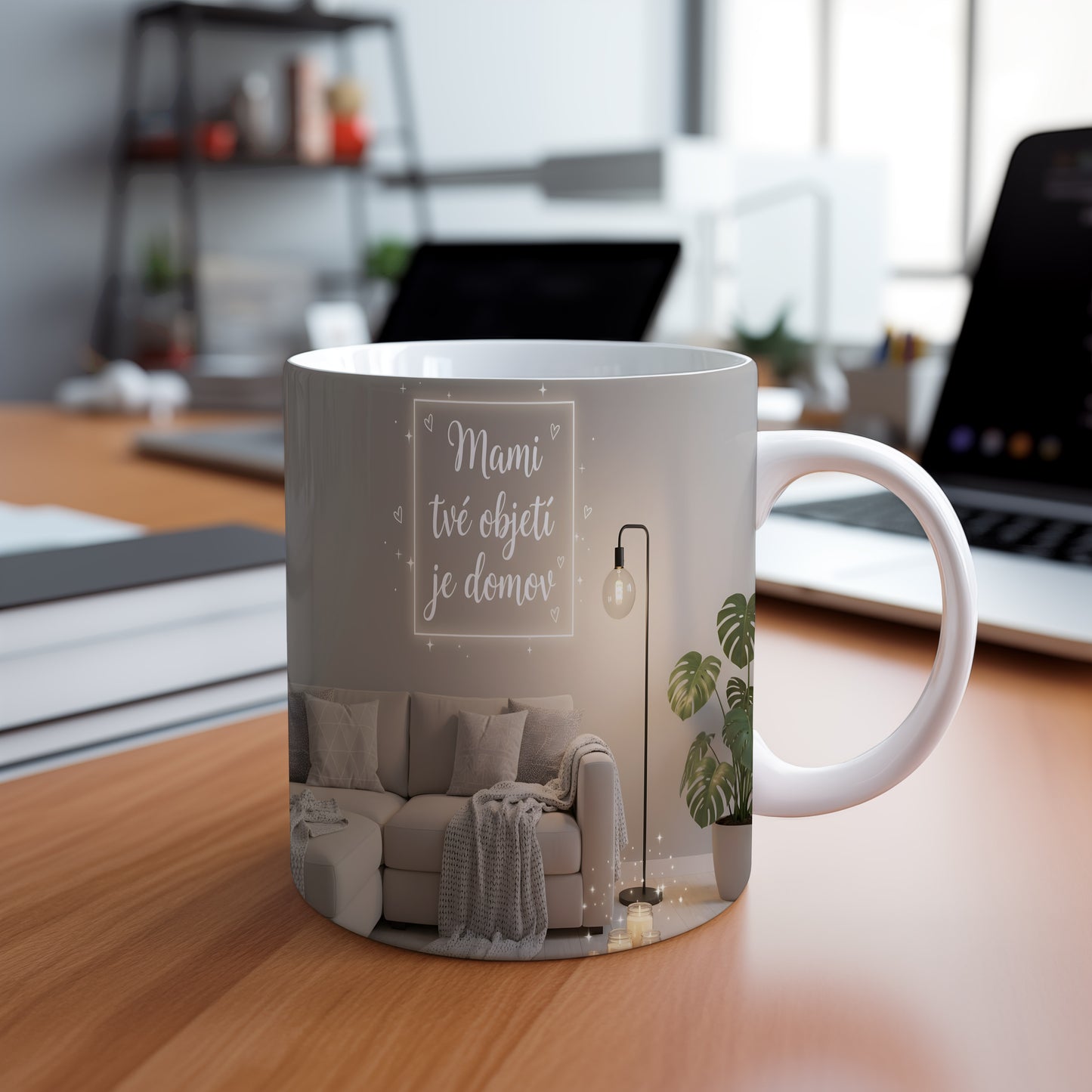 Hrnek Mami tvé objetí je domov – útulný interiér s pohovkou a lampou – varianta 88