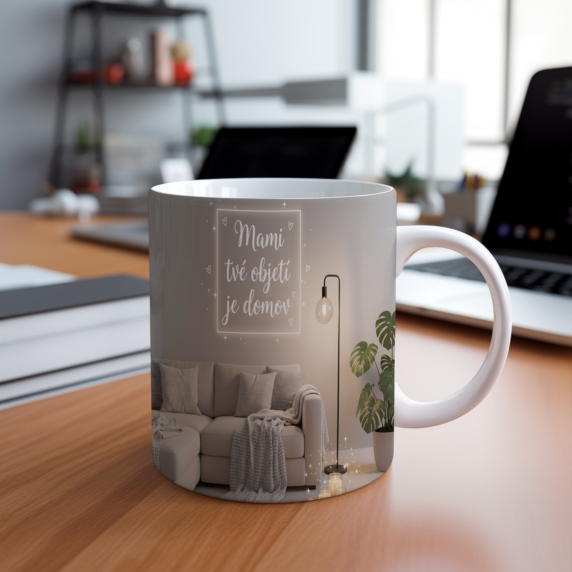 Hrnek Mami tvé objetí je domov – útulný interiér s pohovkou a lampou – varianta 88