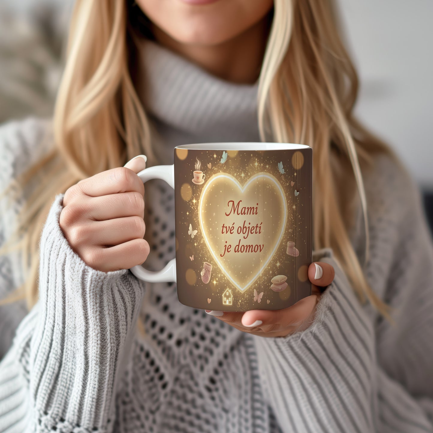 Hrnek Mami tvé objetí je domov – zářivé srdce v třpytivém vesmíru – varianta 22