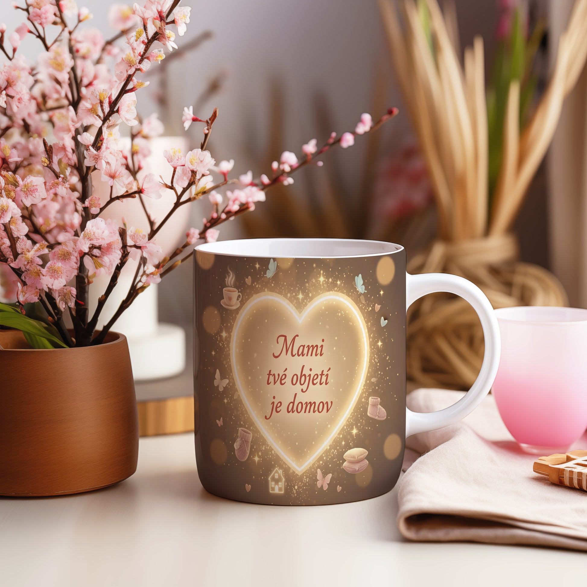 Hrnek Mami tvé objetí je domov – zářivé srdce v třpytivém vesmíru – varianta 55