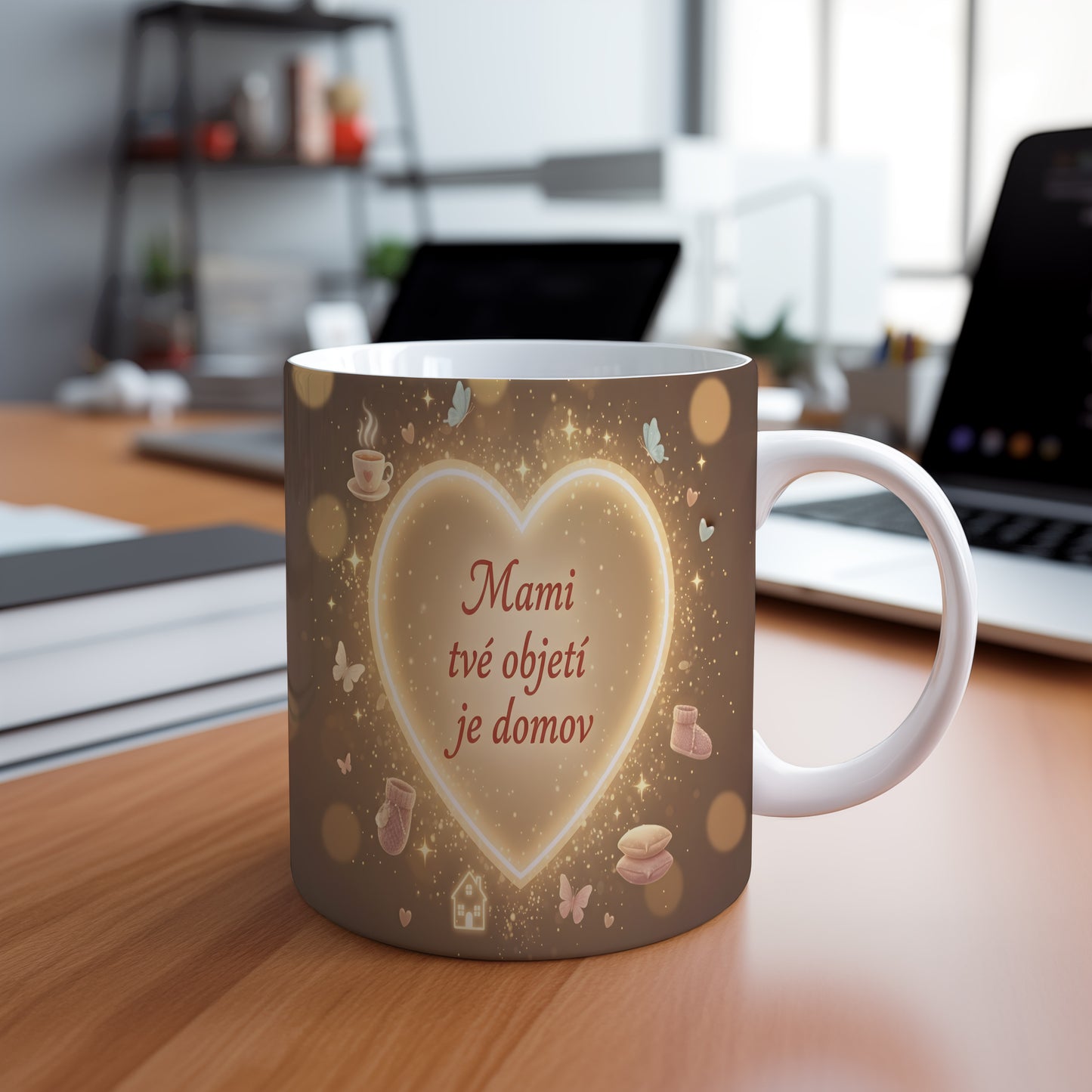 Hrnek Mami tvé objetí je domov – zářivé srdce v třpytivém vesmíru – varianta 88