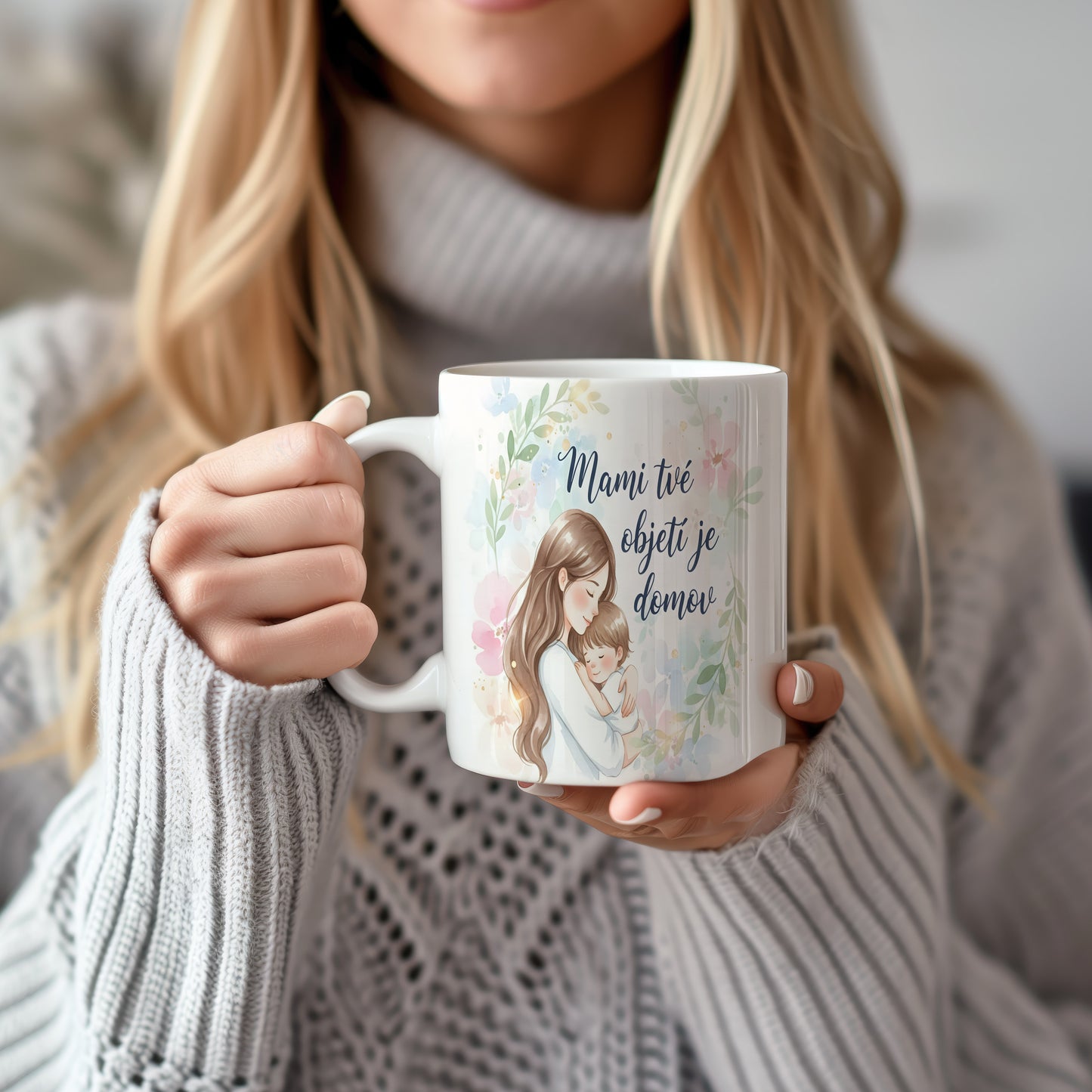 Hrnek Mami tvé objetí je domov – jemné květiny v akvarelovém stylu – varianta 22