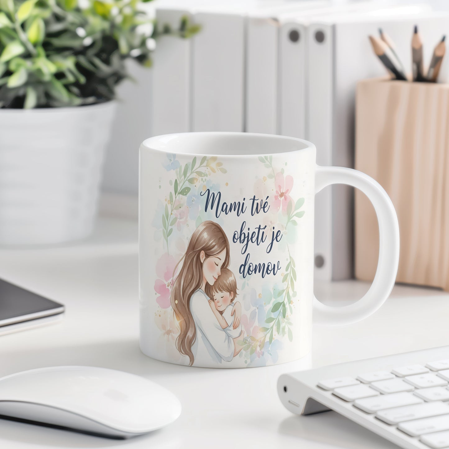 Hrnek Mami tvé objetí je domov – jemné květiny v akvarelovém stylu – varianta 77