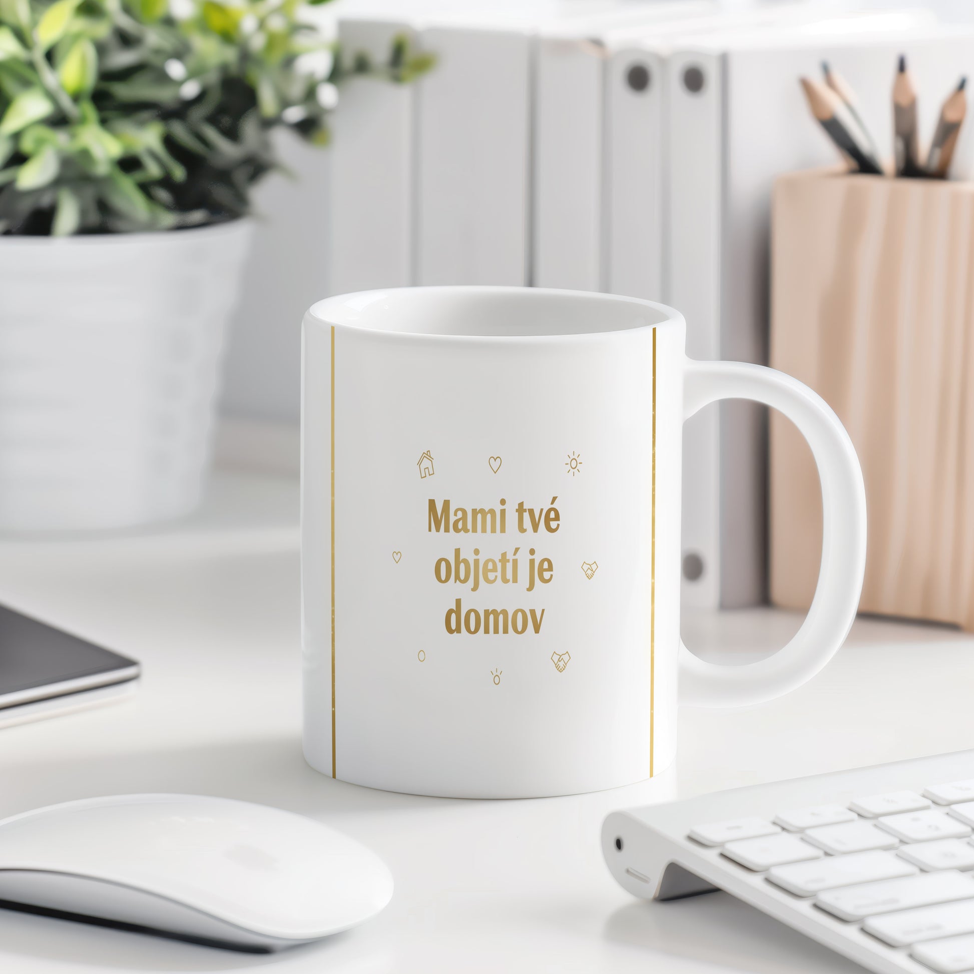 Hrnek Mami tvé objetí je domov – zlaté symboly na čistě bílém pozadí – varianta 77
