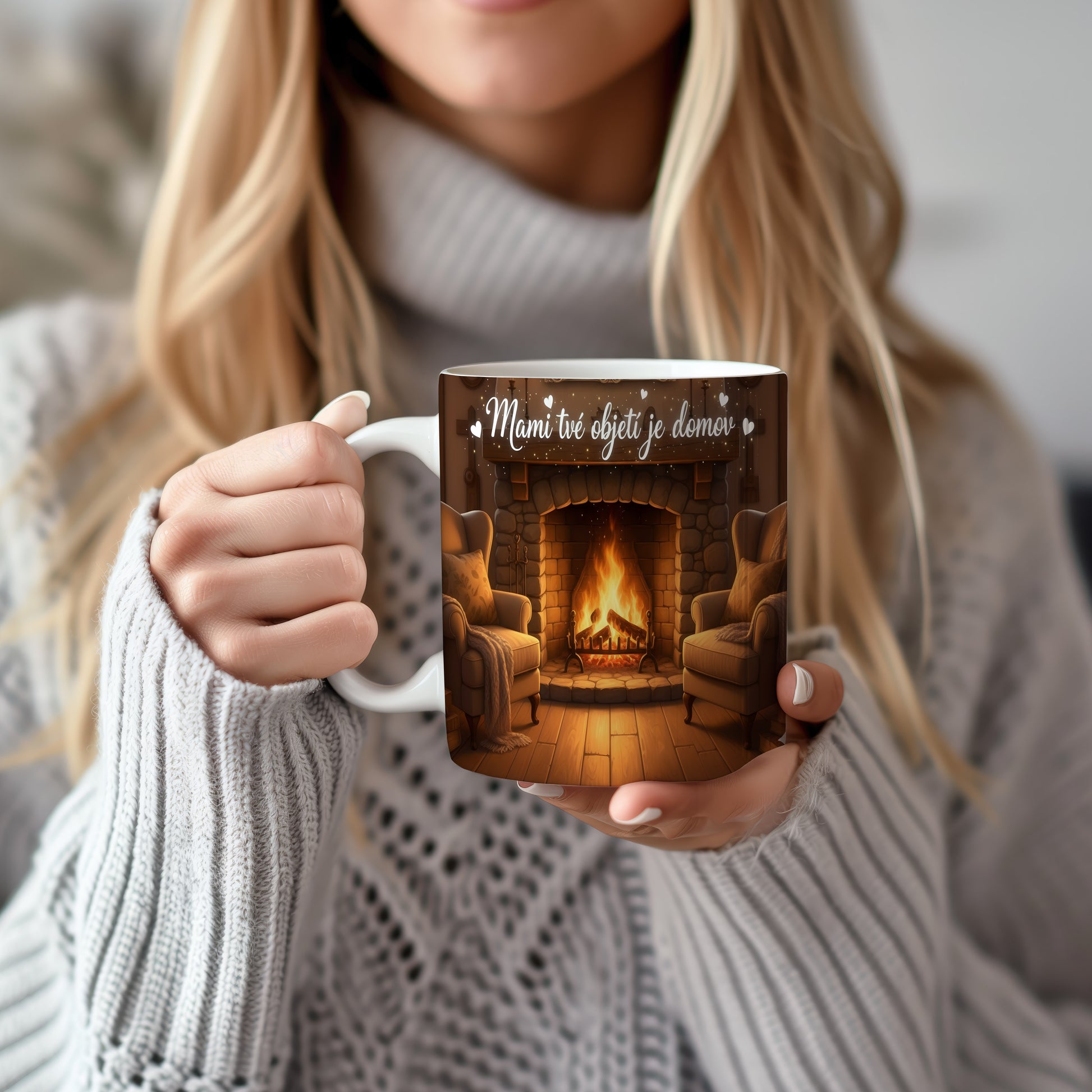 Hrnek Mami tvé objetí je domov – rustikální krb s teplými plameny – varianta 22