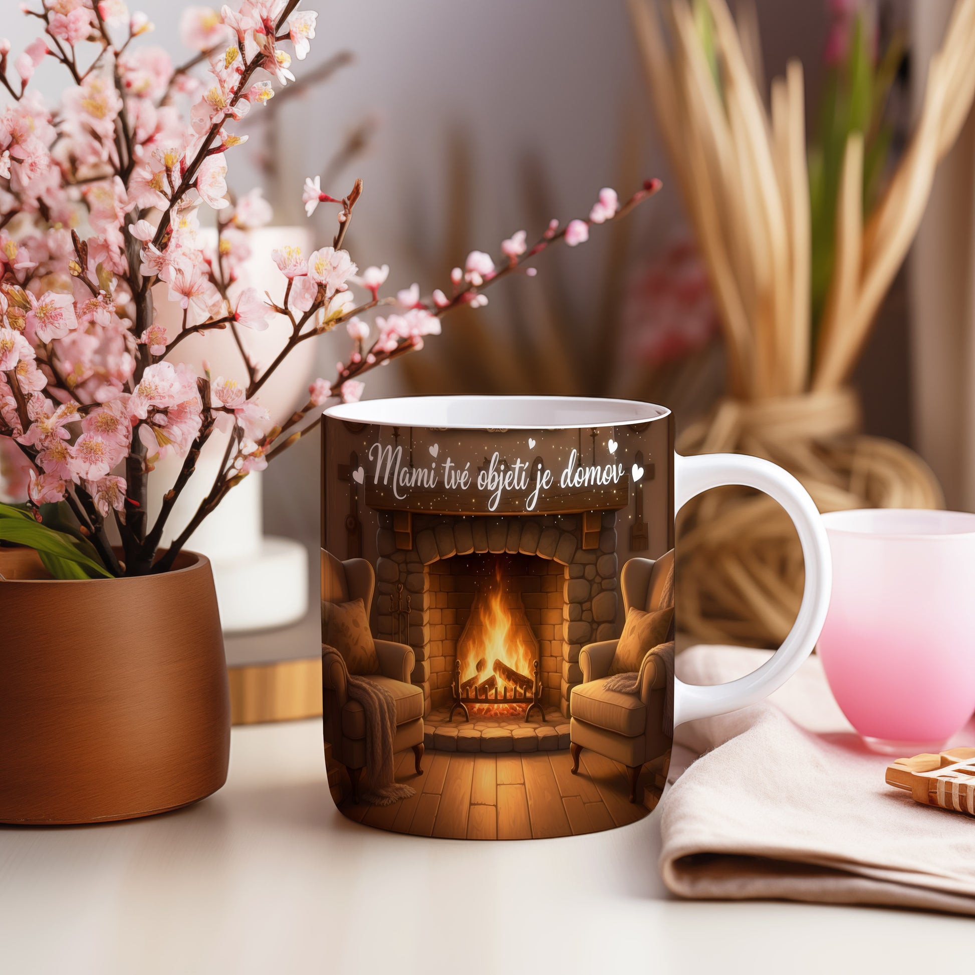 Hrnek Mami tvé objetí je domov – rustikální krb s teplými plameny – varianta 55