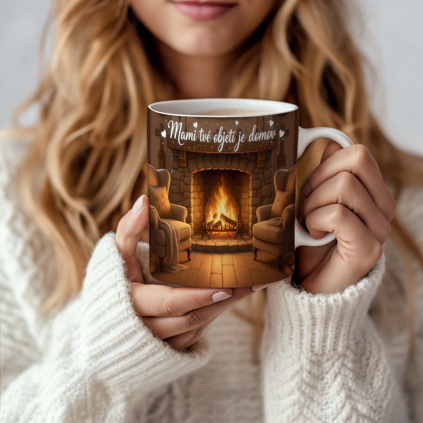 Hrnek Mami tvé objetí je domov – rustikální krb s teplými plameny – varianta 66
