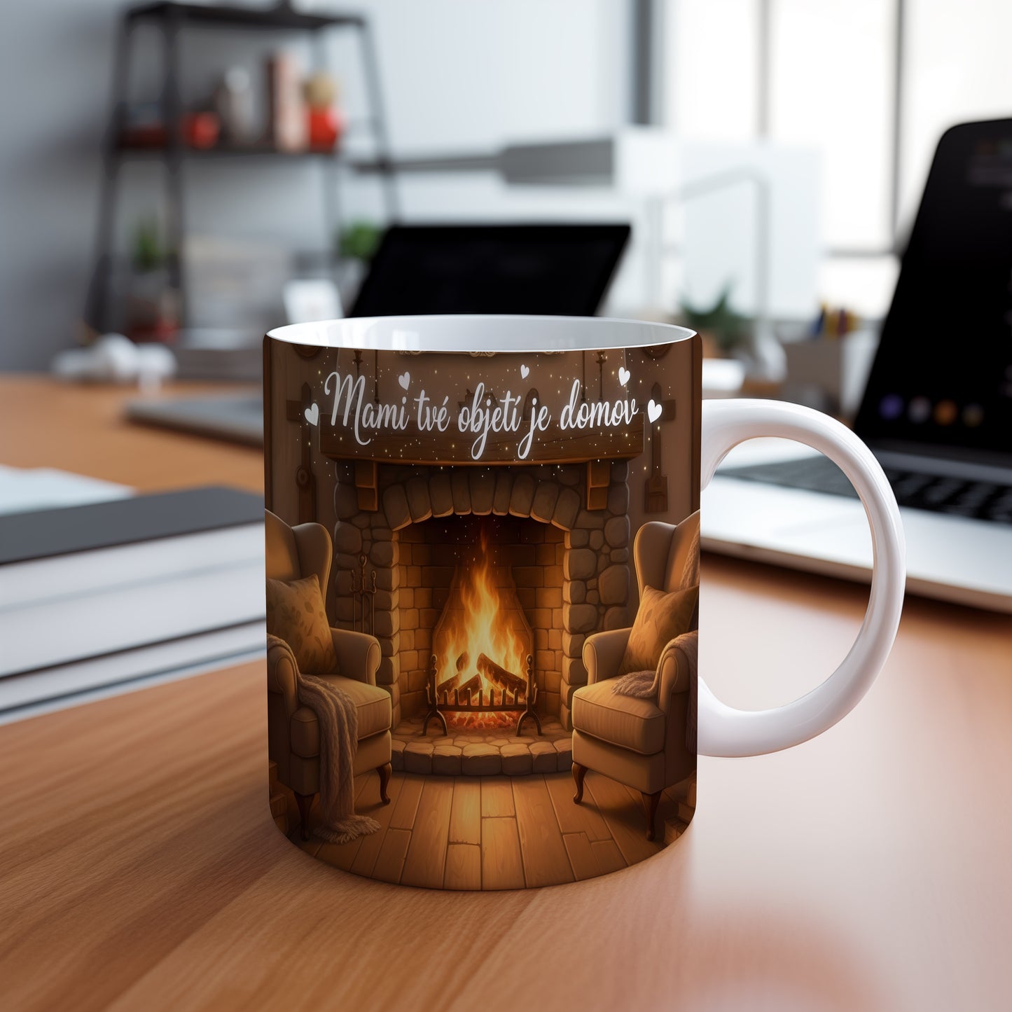 Hrnek Mami tvé objetí je domov – rustikální krb s teplými plameny – varianta 88
