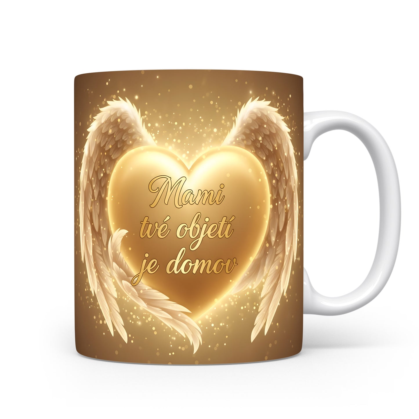 Hrnek Mami tvé objetí je domov – zlaté srdce s andělskými křídly na třpytivém pozadí – varianta 11