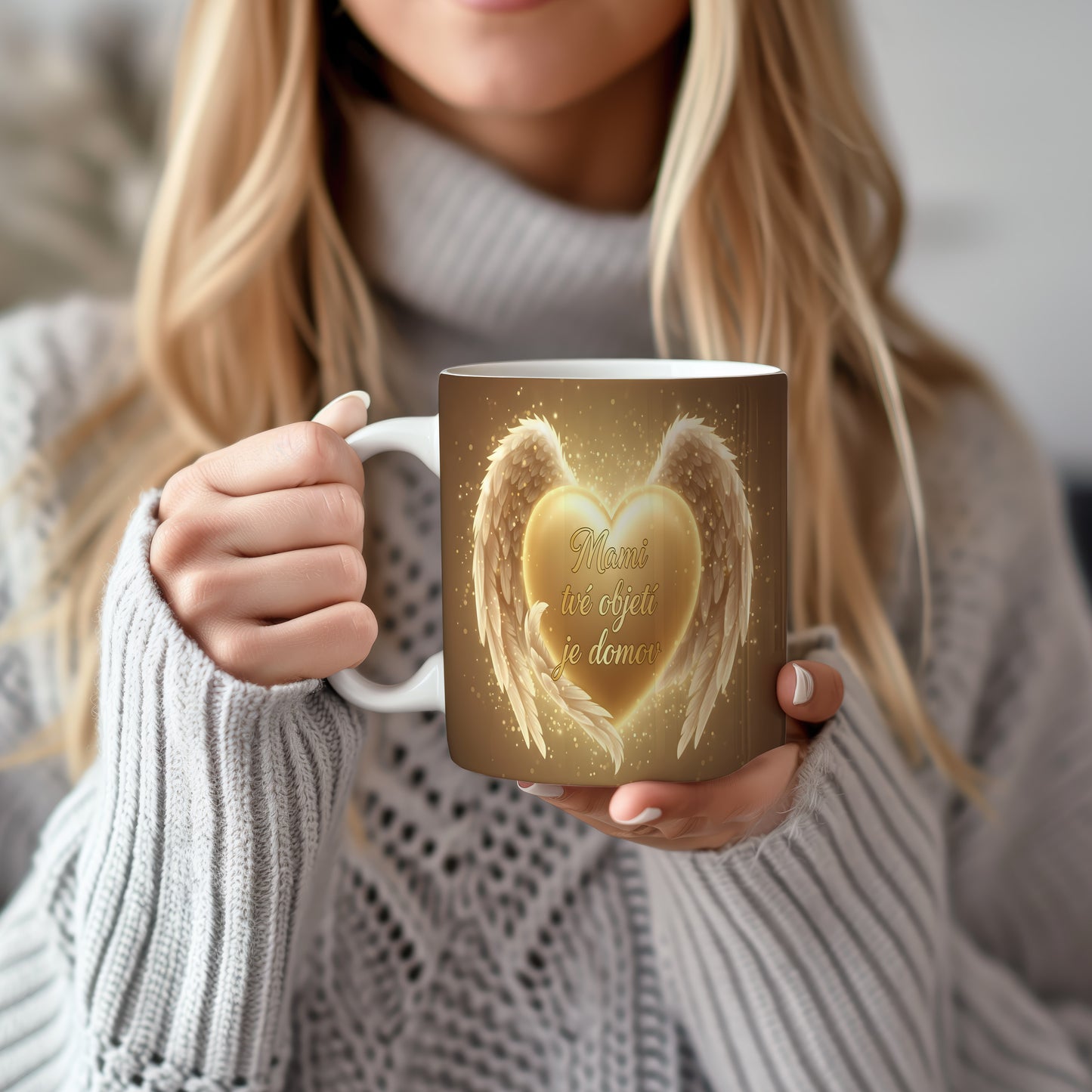 Hrnek Mami tvé objetí je domov – zlaté srdce s andělskými křídly na třpytivém pozadí – varianta 22