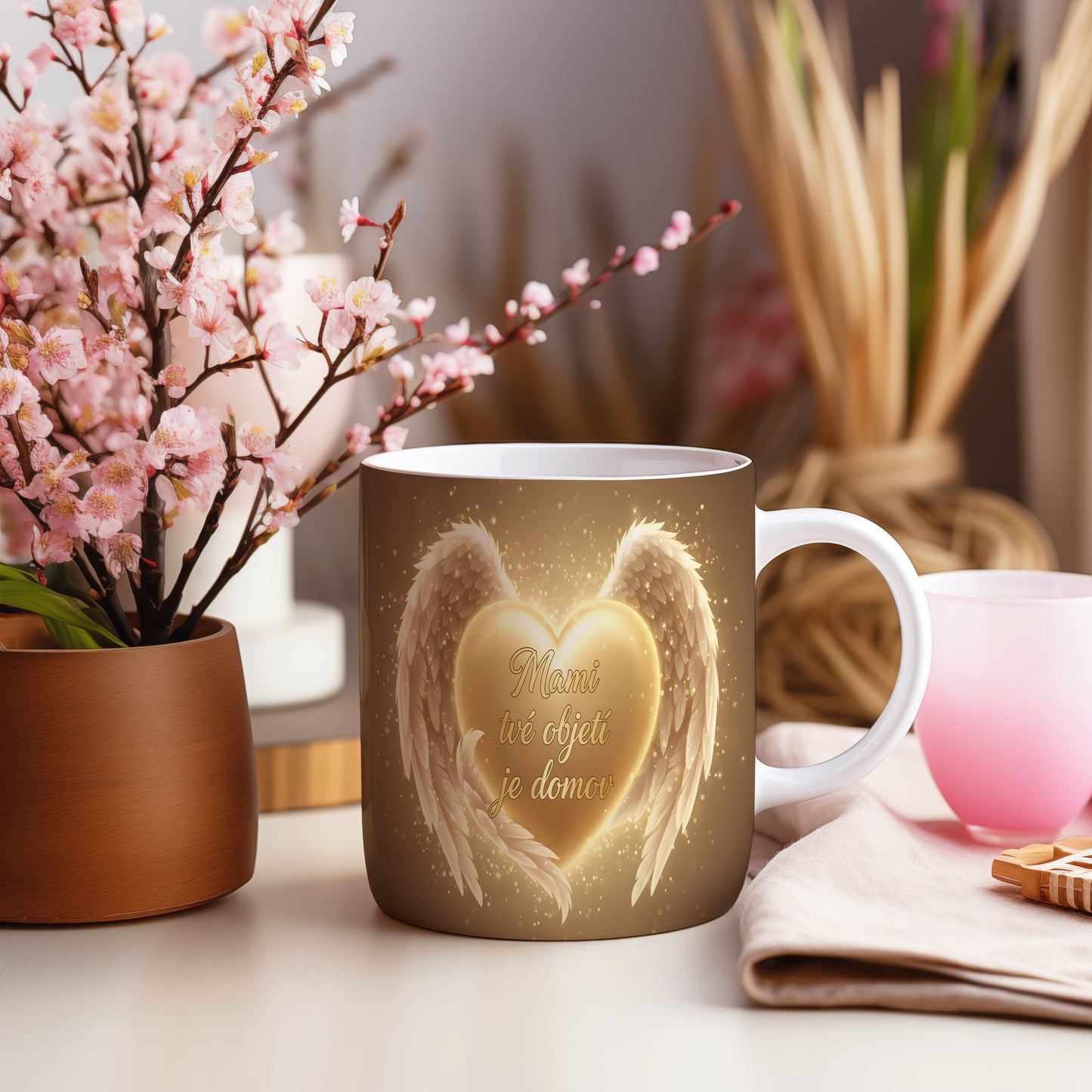 Hrnek Mami tvé objetí je domov – zlaté srdce s andělskými křídly na třpytivém pozadí – varianta 55