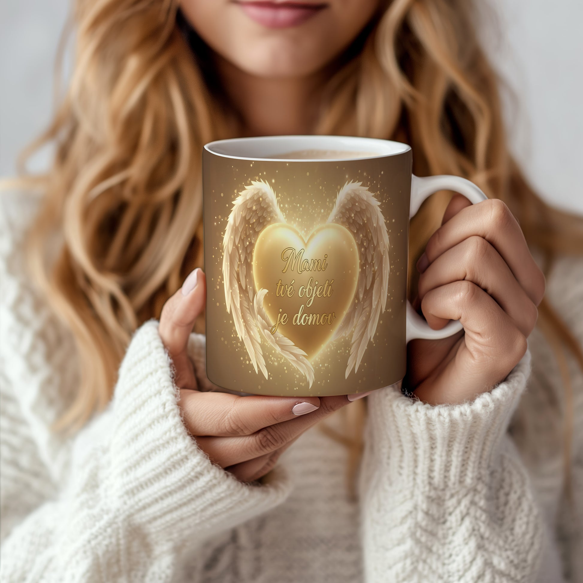 Hrnek Mami tvé objetí je domov – zlaté srdce s andělskými křídly na třpytivém pozadí – varianta 66