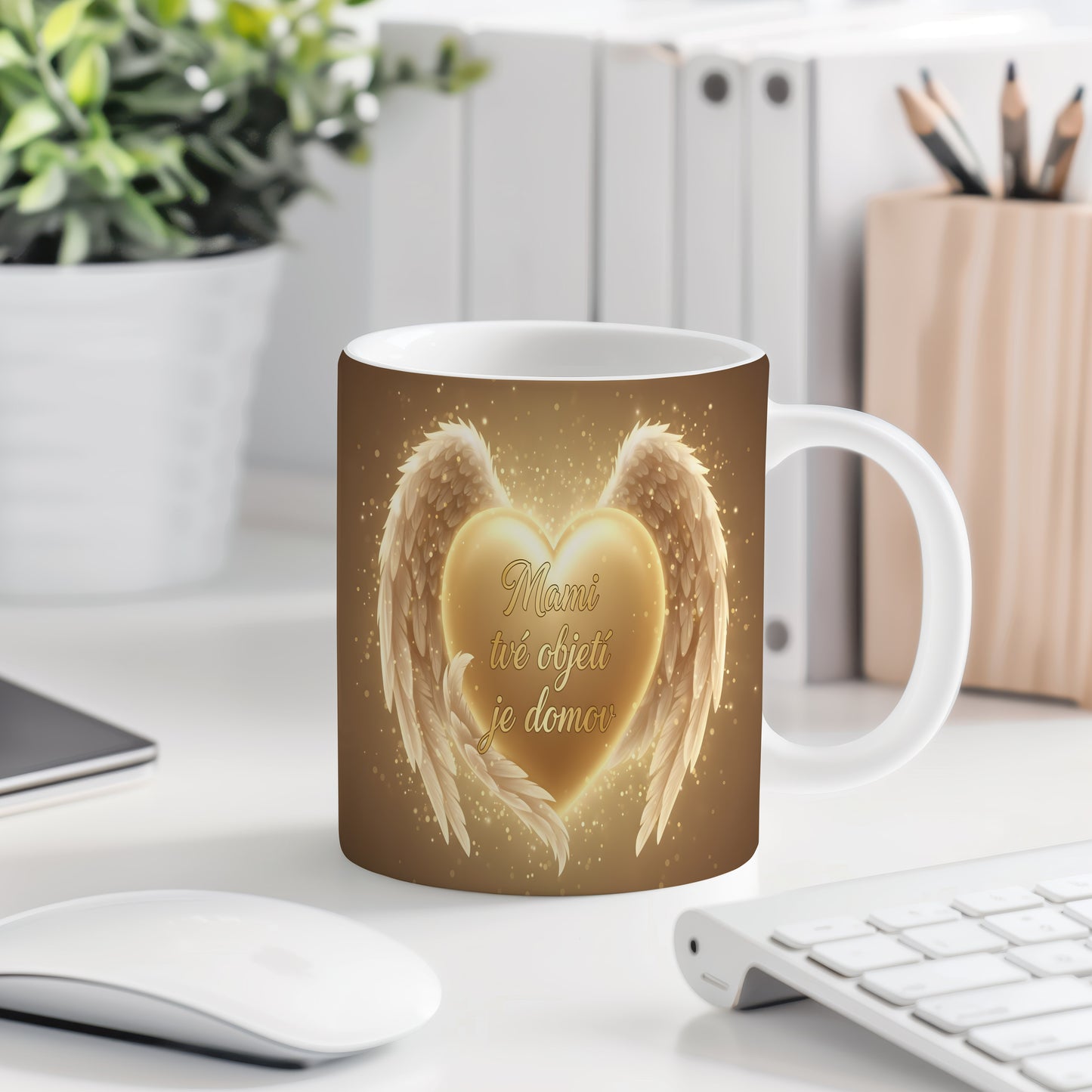 Hrnek Mami tvé objetí je domov – zlaté srdce s andělskými křídly na třpytivém pozadí – varianta 77