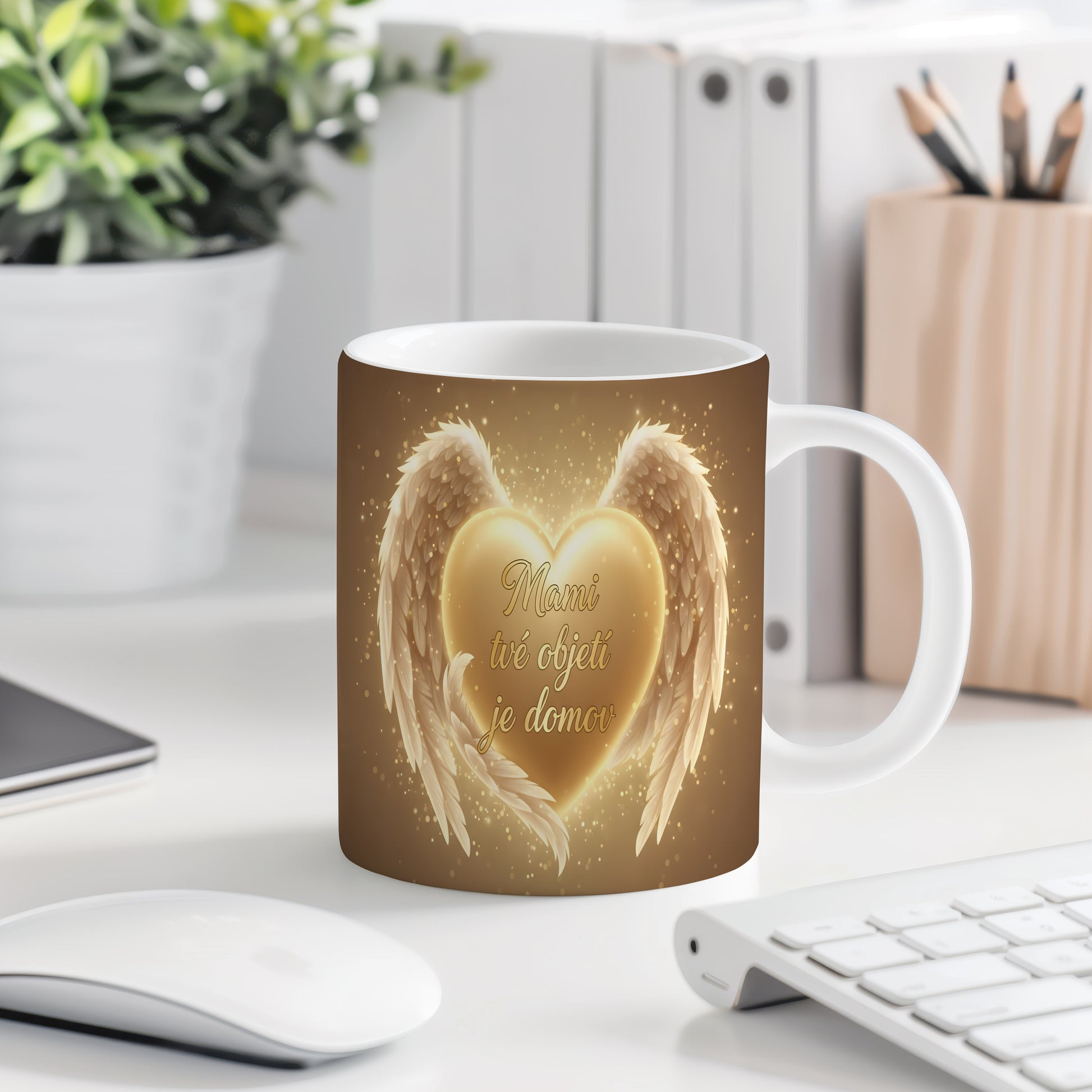 Hrnek Mami tvé objetí je domov – zlaté srdce s andělskými křídly na třpytivém pozadí – varianta 77