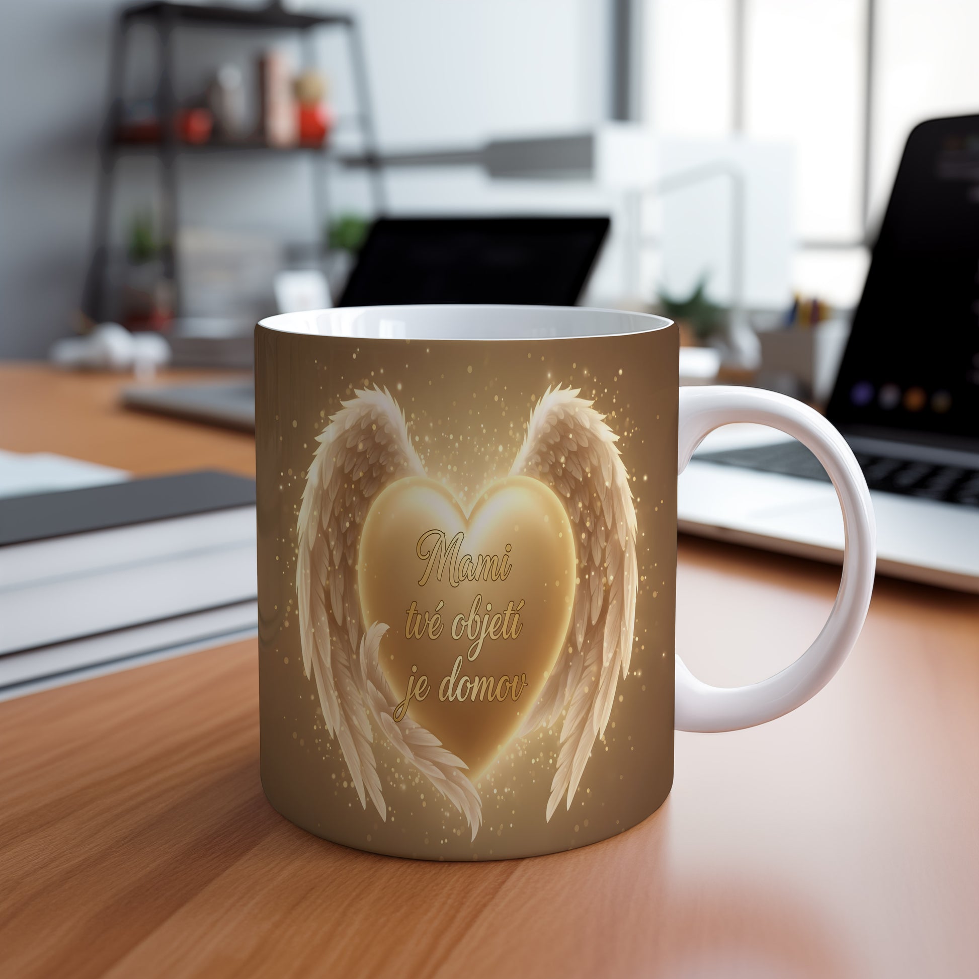 Hrnek Mami tvé objetí je domov – zlaté srdce s andělskými křídly na třpytivém pozadí – varianta 88