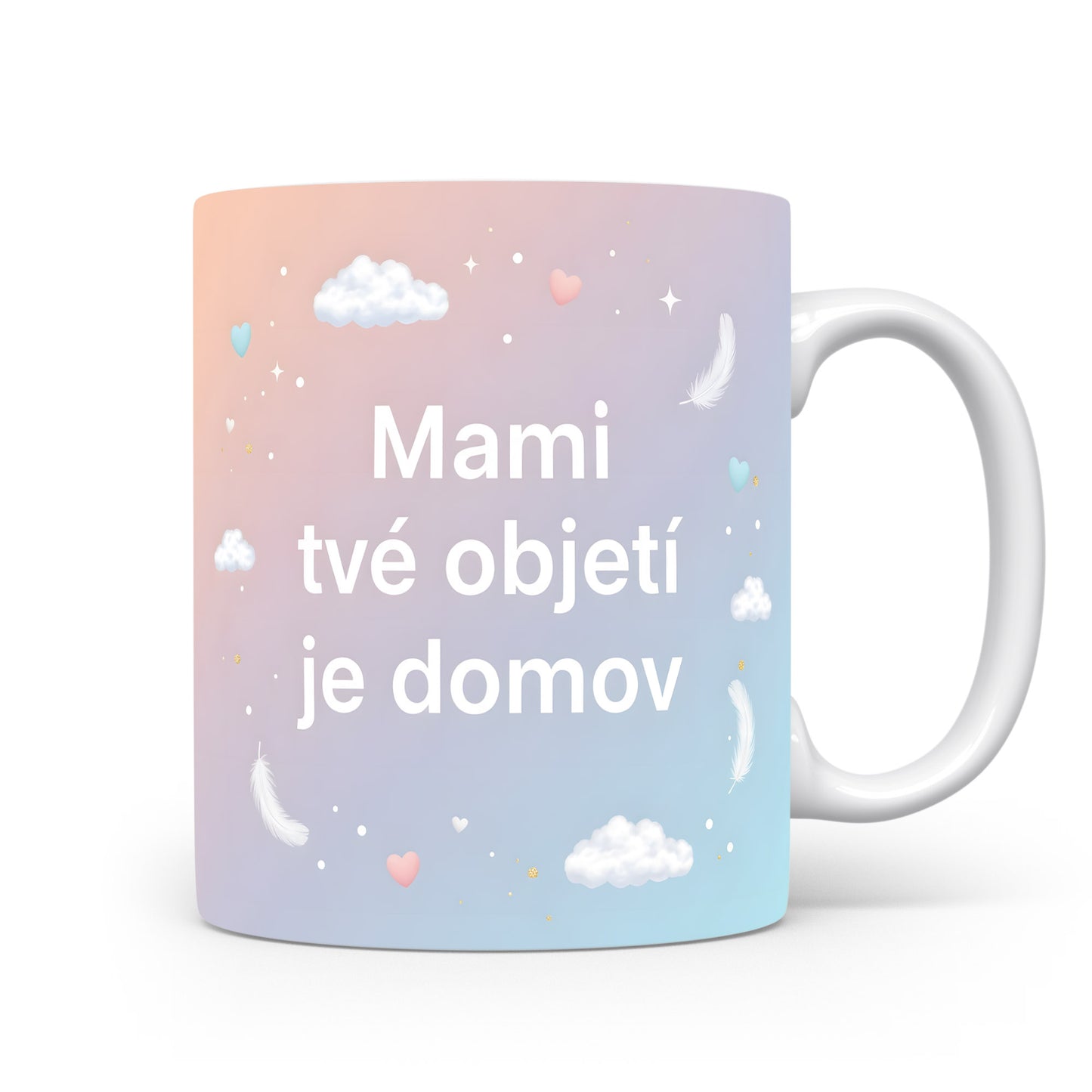 Hrnek Mami tvé objetí je domov – pastelový sen s obláčky a peříčky – varianta 11