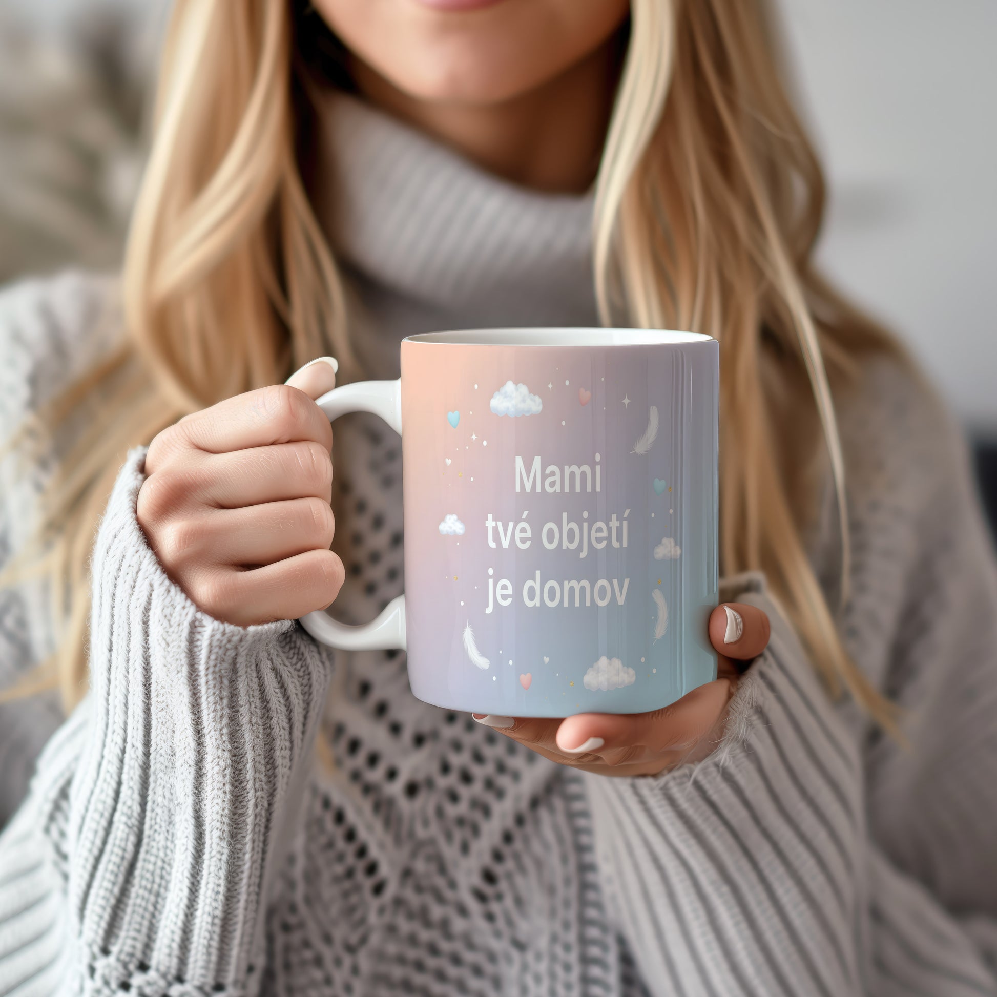Hrnek Mami tvé objetí je domov – pastelový sen s obláčky a peříčky – varianta 22