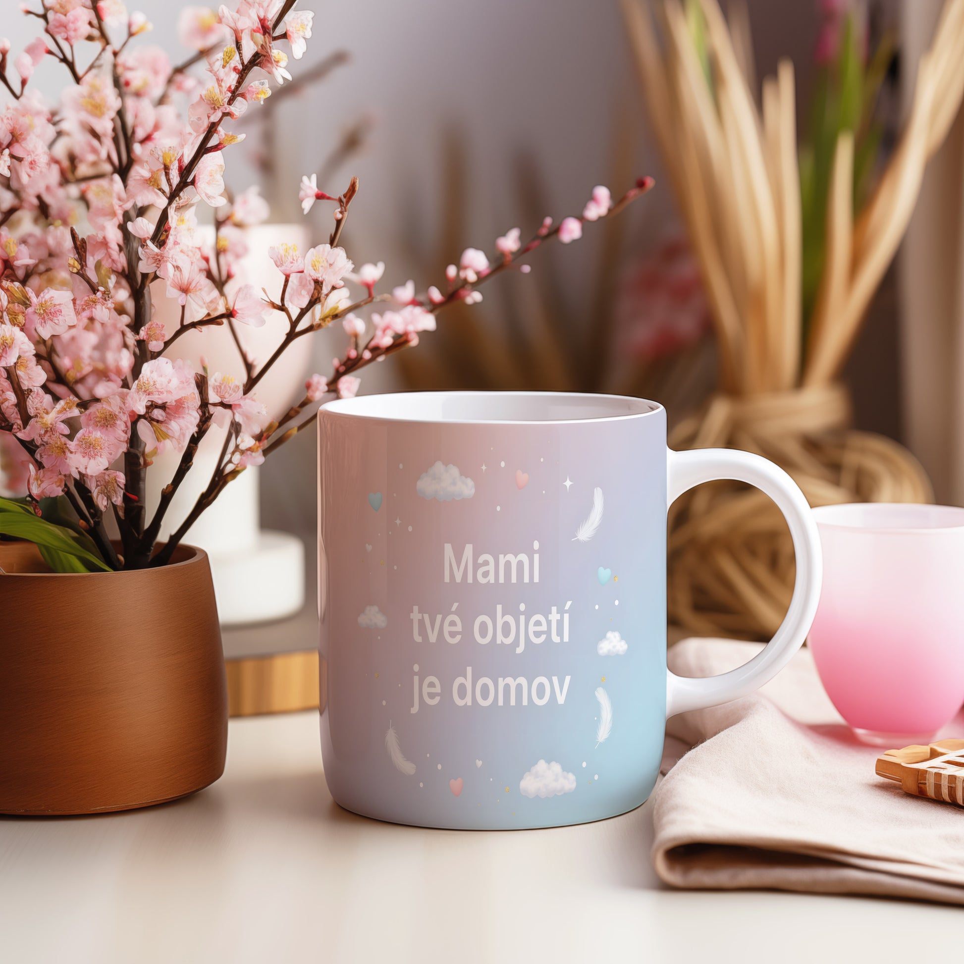 Hrnek Mami tvé objetí je domov – pastelový sen s obláčky a peříčky – varianta 55