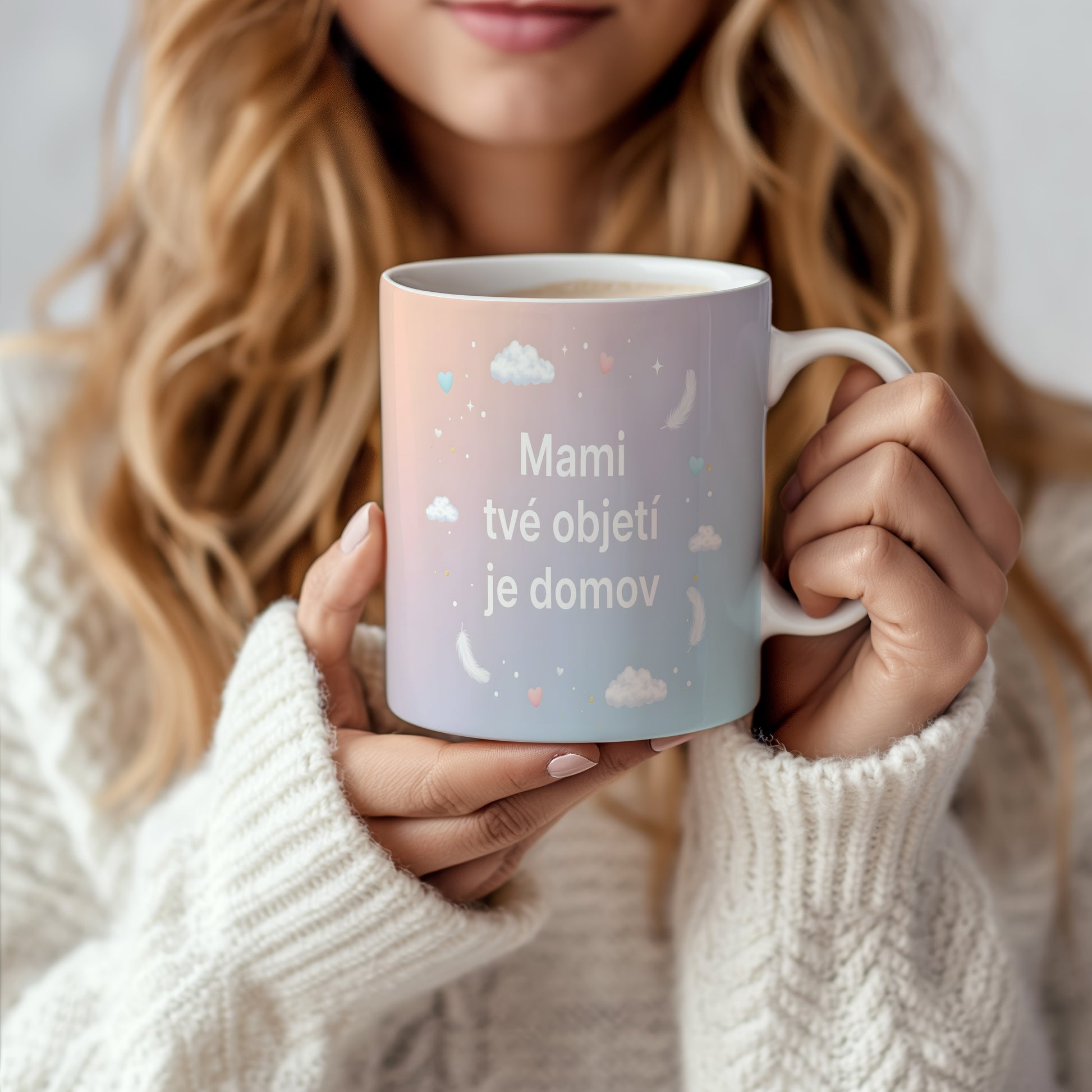 Hrnek Mami tvé objetí je domov – pastelový sen s obláčky a peříčky – varianta 66