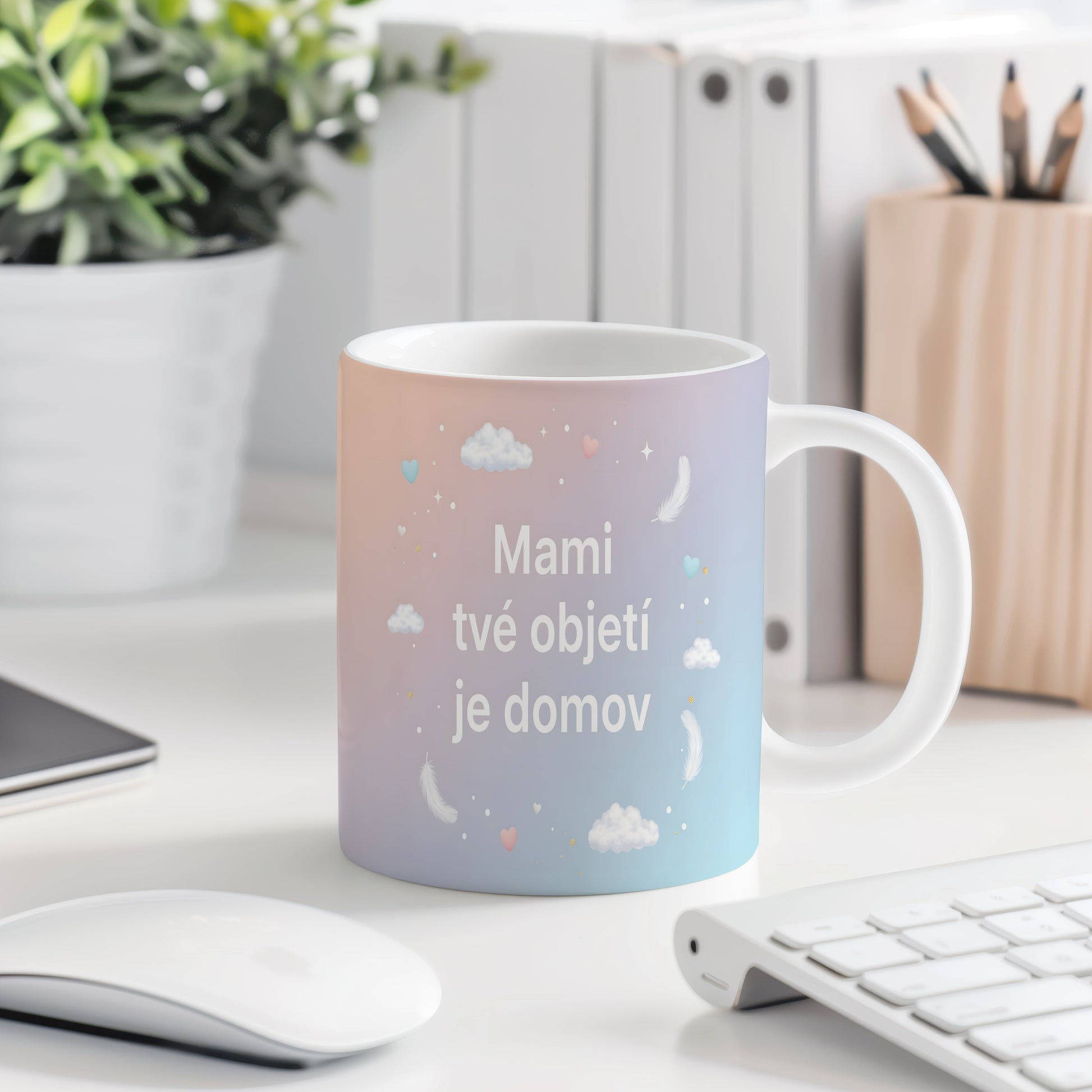 Hrnek Mami tvé objetí je domov – pastelový sen s obláčky a peříčky – varianta 77